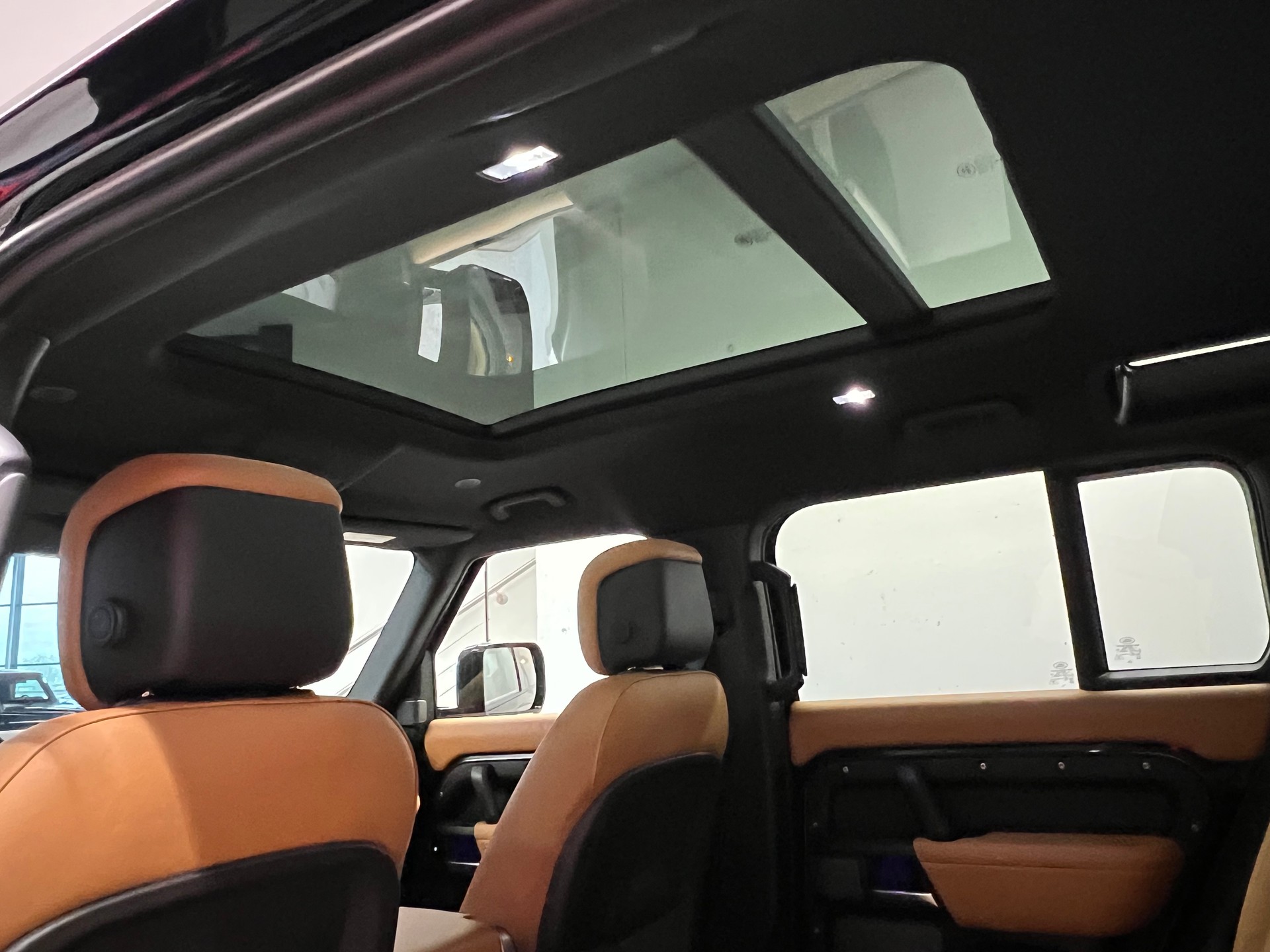 LAND ROVER Defender 110 525 V8 5.0 AT8-image-15