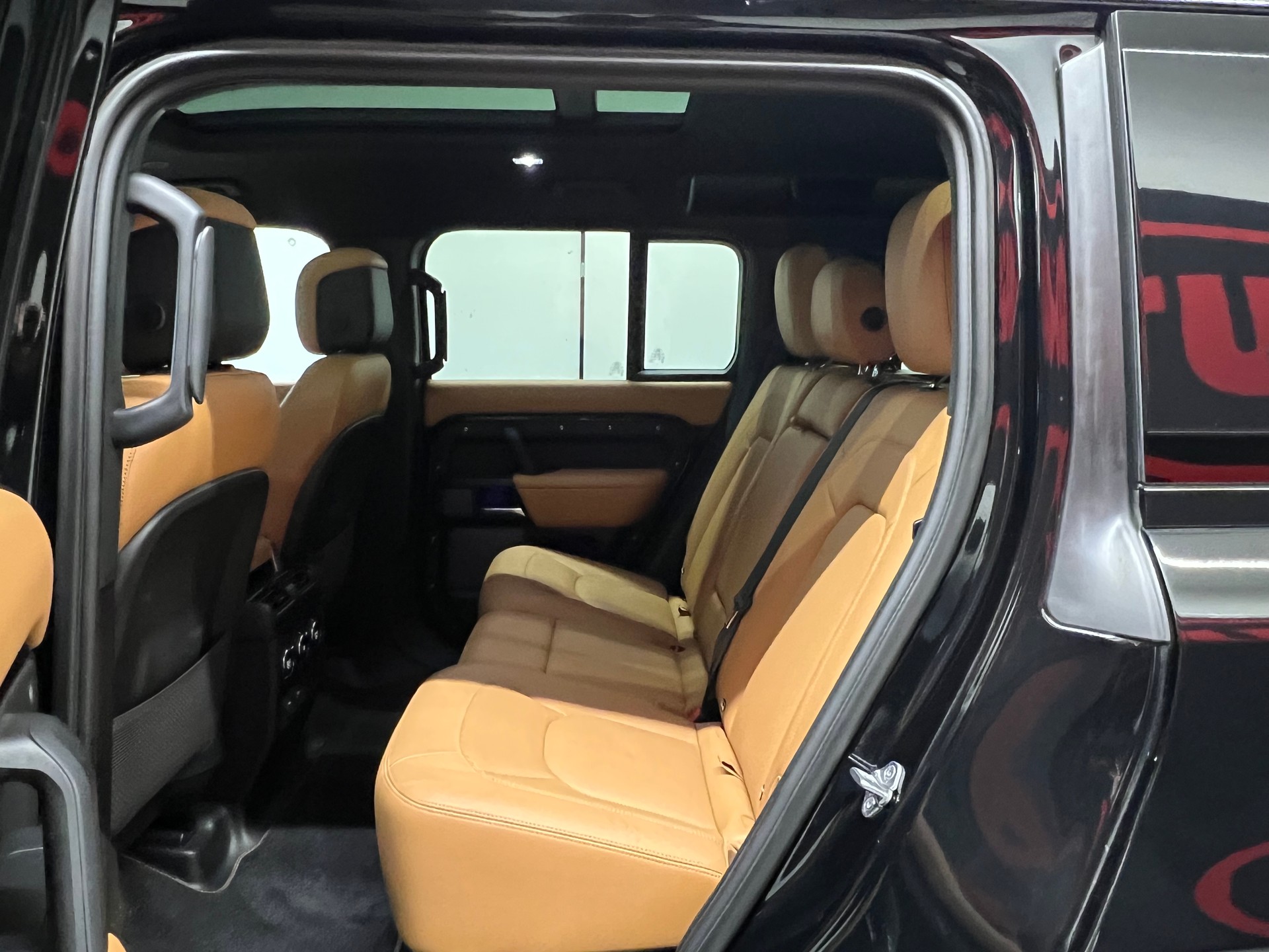 LAND ROVER Defender 110 525 V8 5.0 AT8-image-16