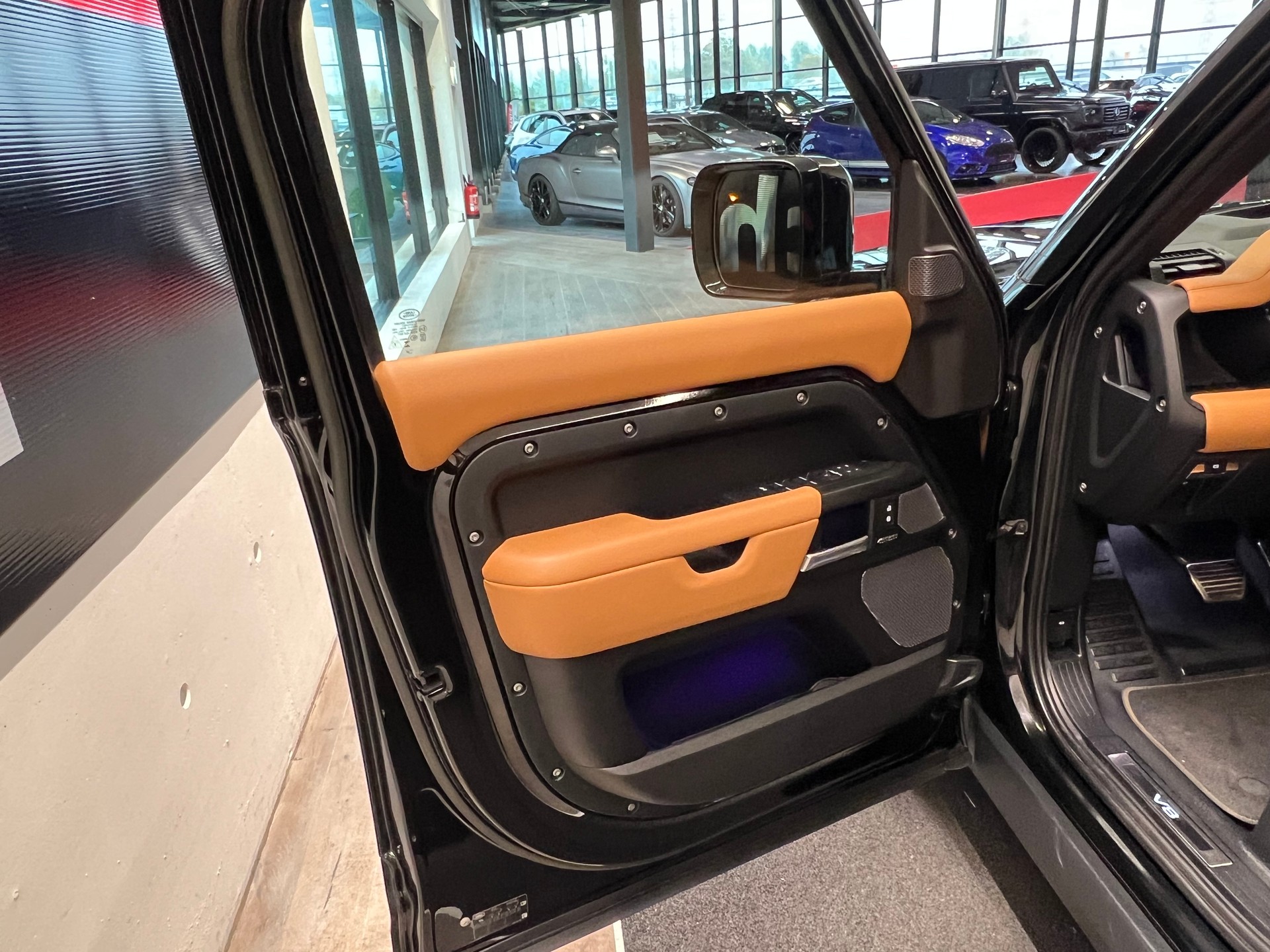 LAND ROVER Defender 110 525 V8 5.0 AT8-image-11