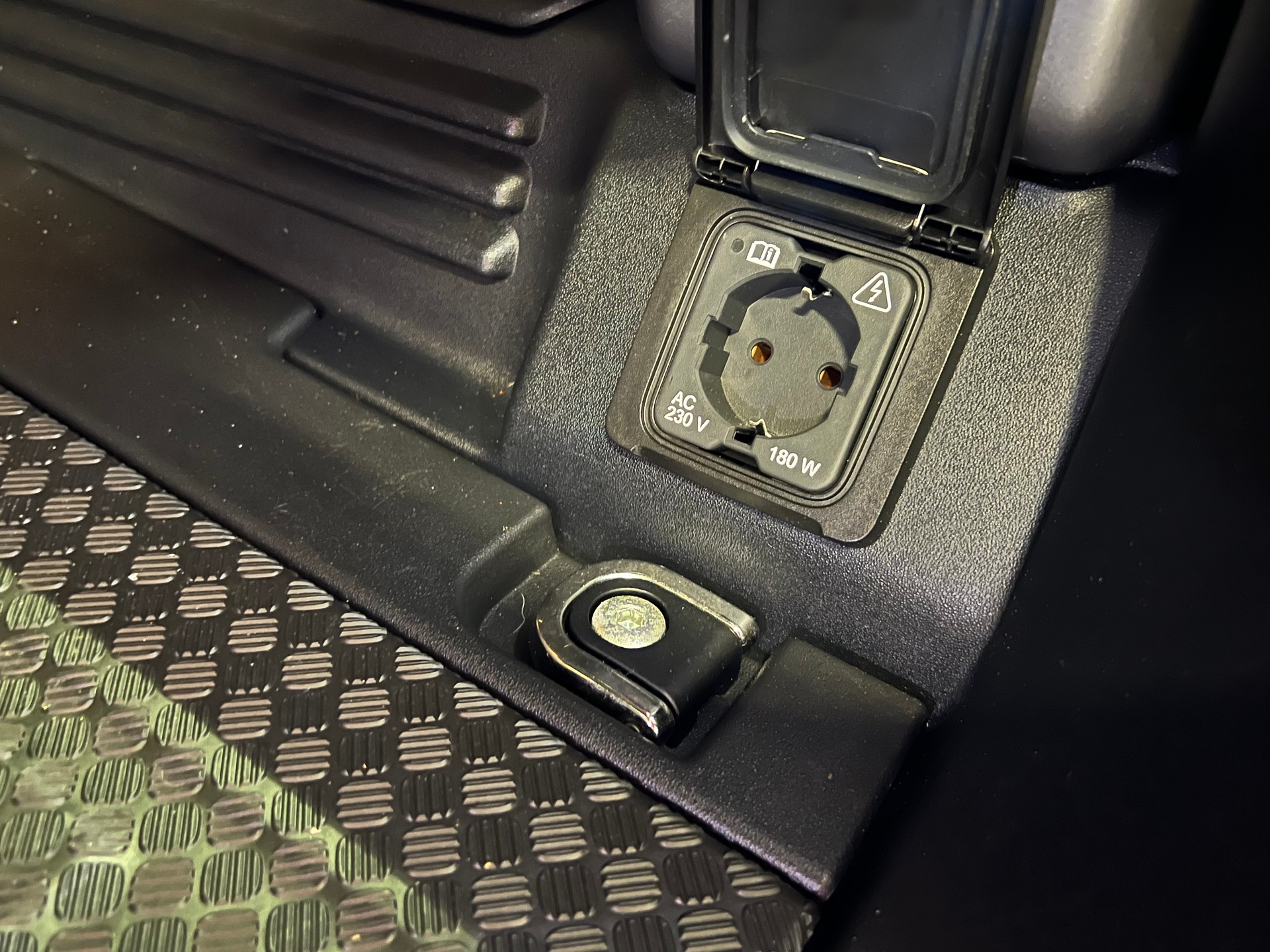 LAND ROVER Defender 110 525 V8 5.0 AT8-image-8