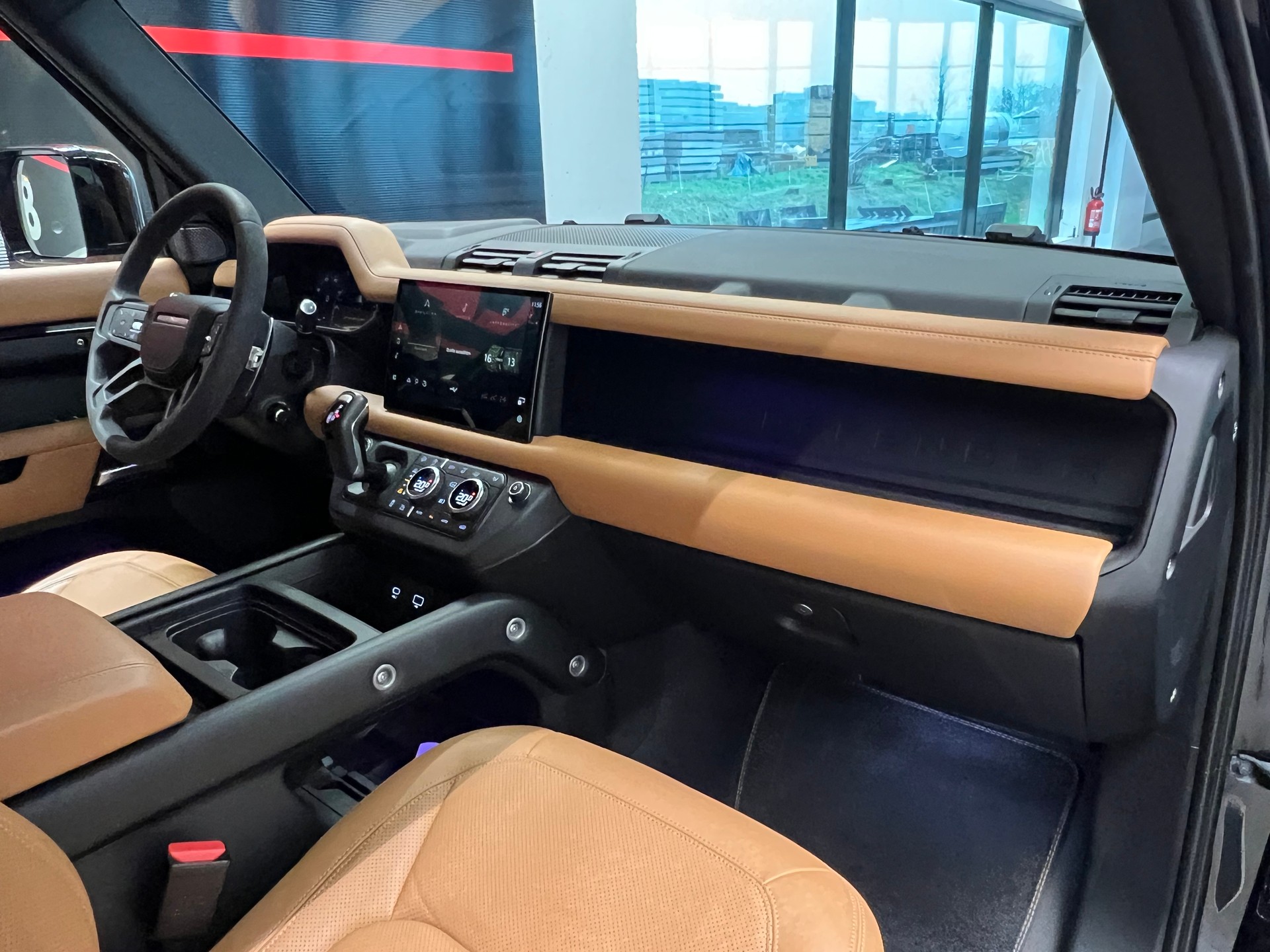 LAND ROVER Defender 110 525 V8 5.0 AT8-image-18