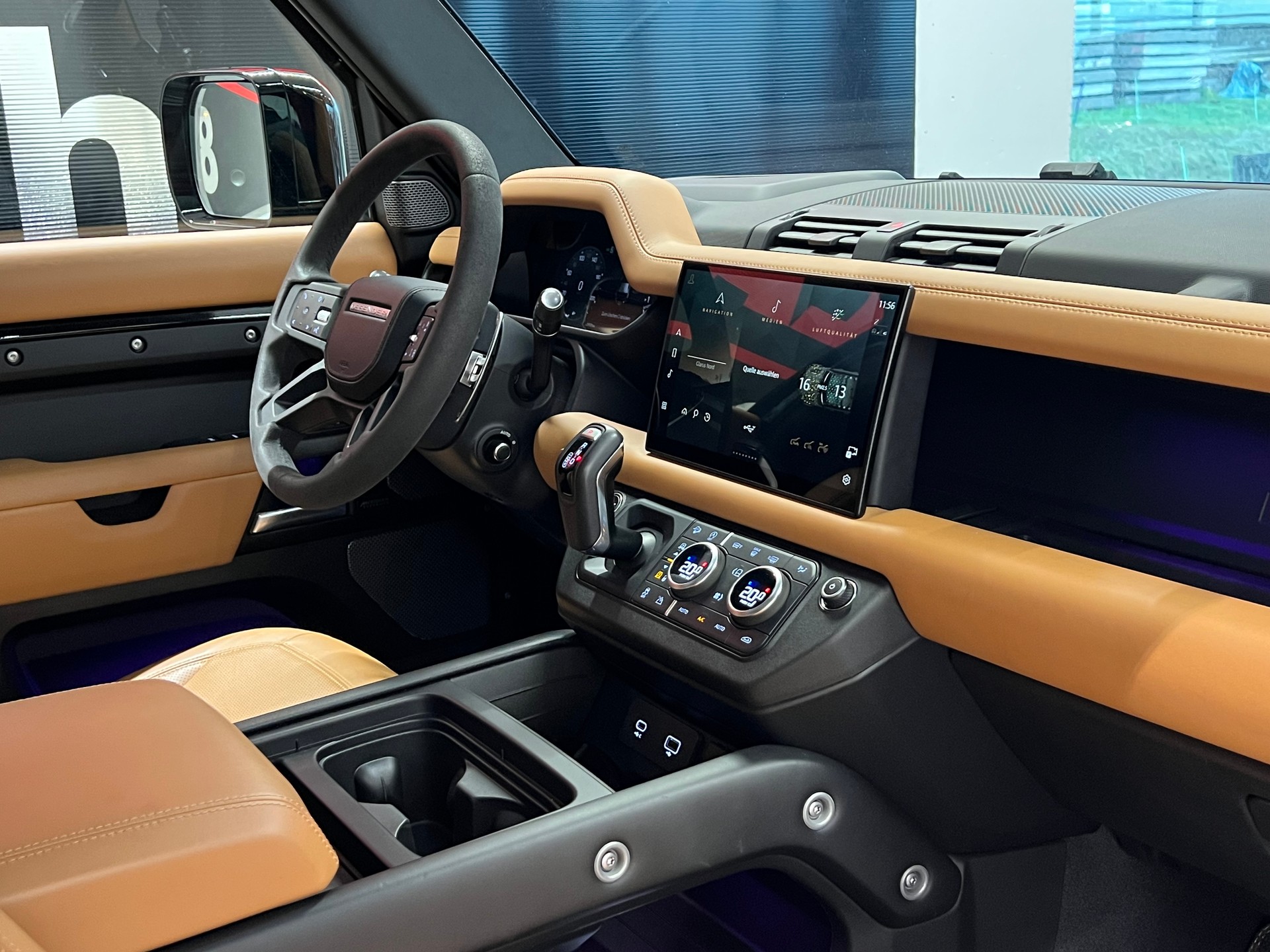 LAND ROVER Defender 110 525 V8 5.0 AT8-image-19