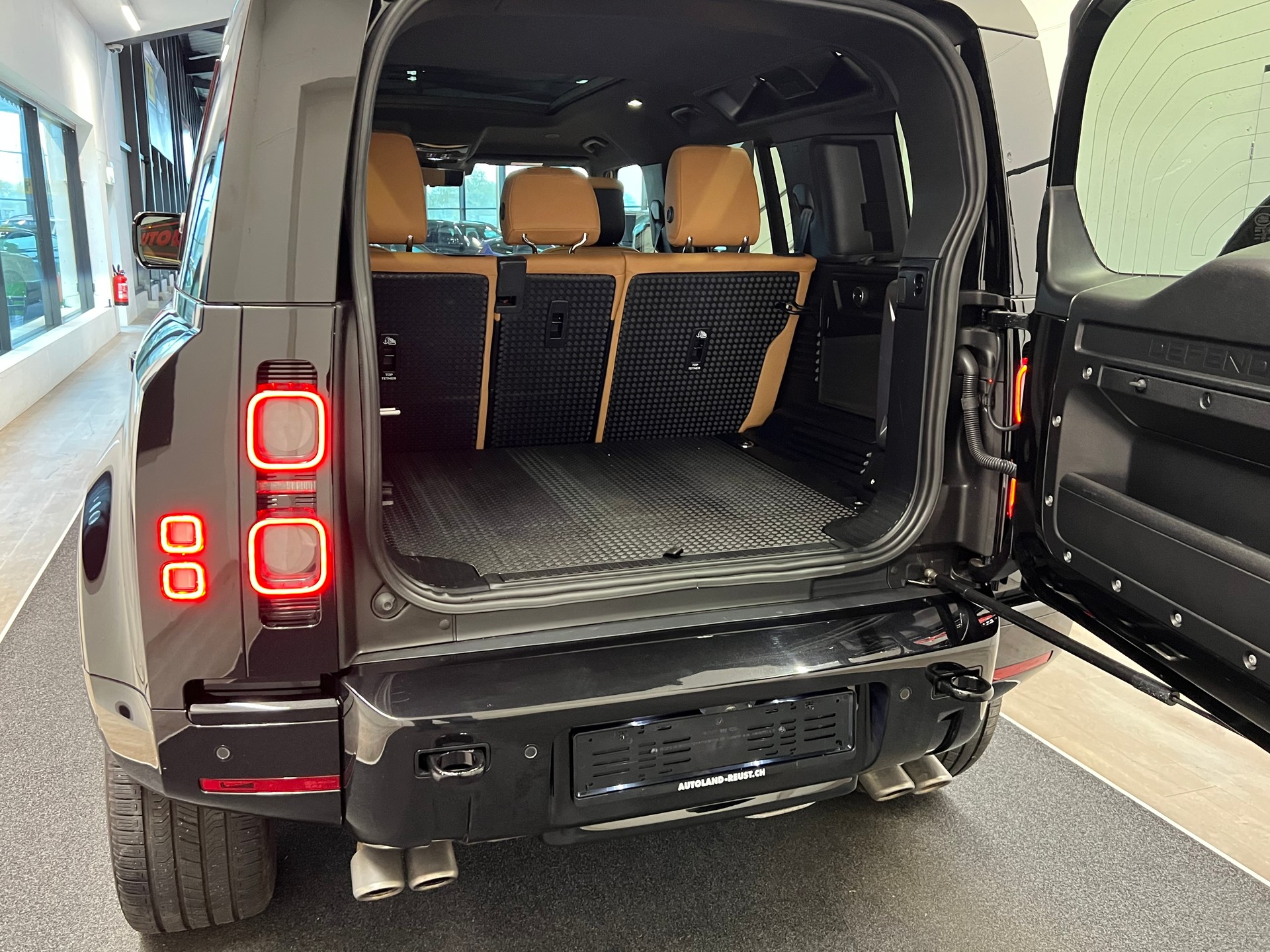 LAND ROVER Defender 110 525 V8 5.0 AT8-image-7
