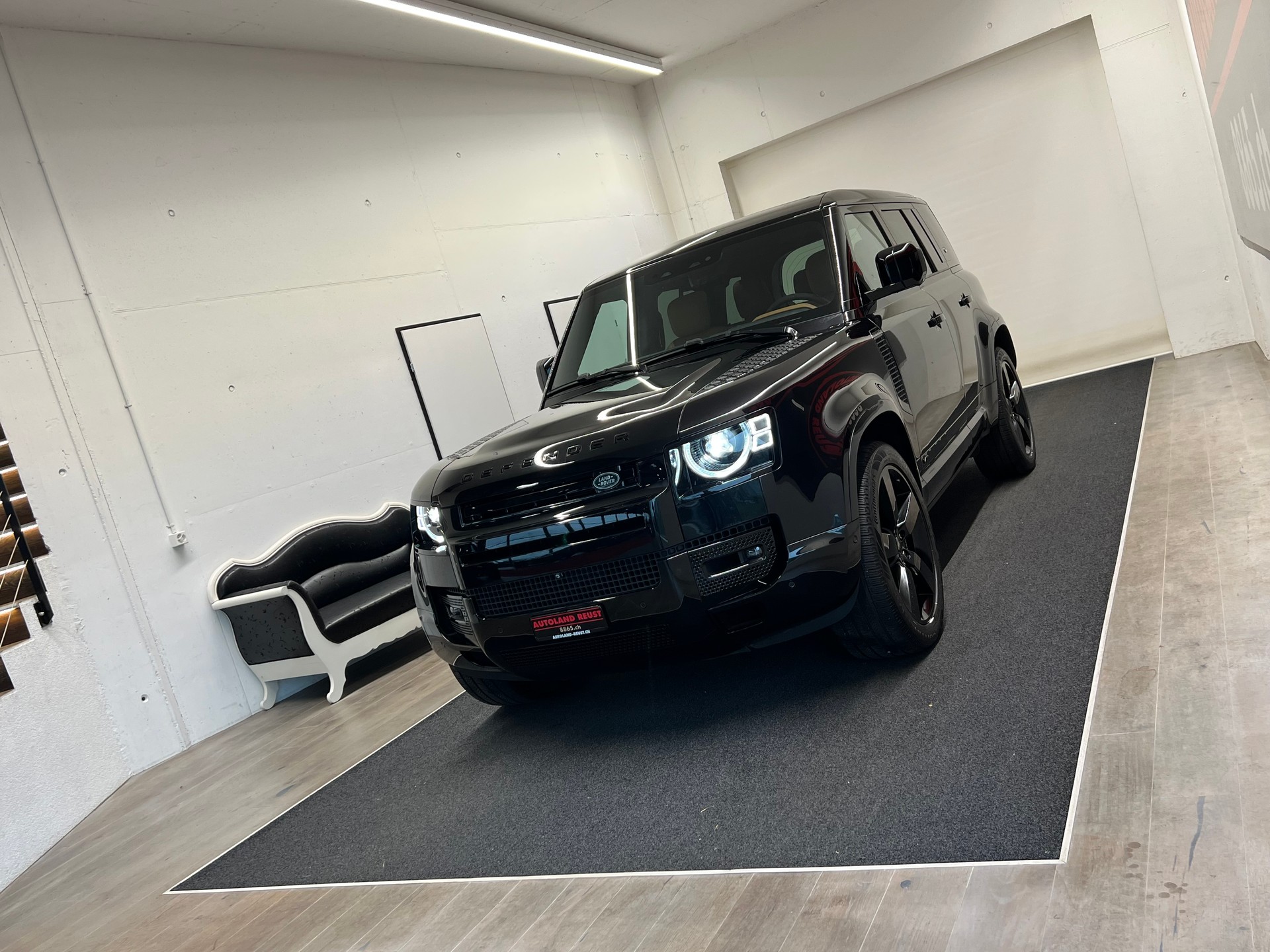LAND ROVER Defender 110 525 V8 5.0 AT8-image-2