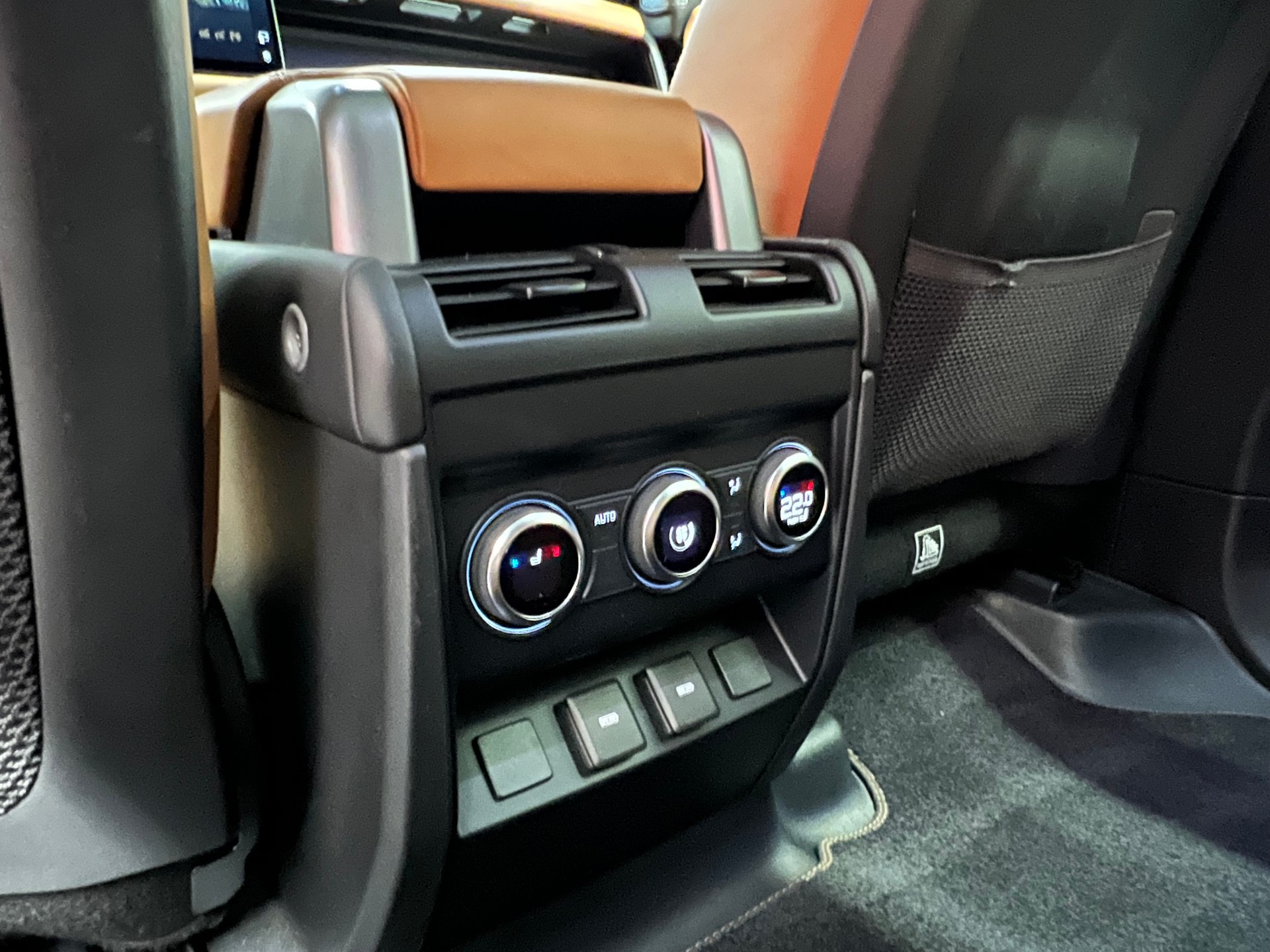 LAND ROVER Defender 110 525 V8 5.0 AT8-image-14