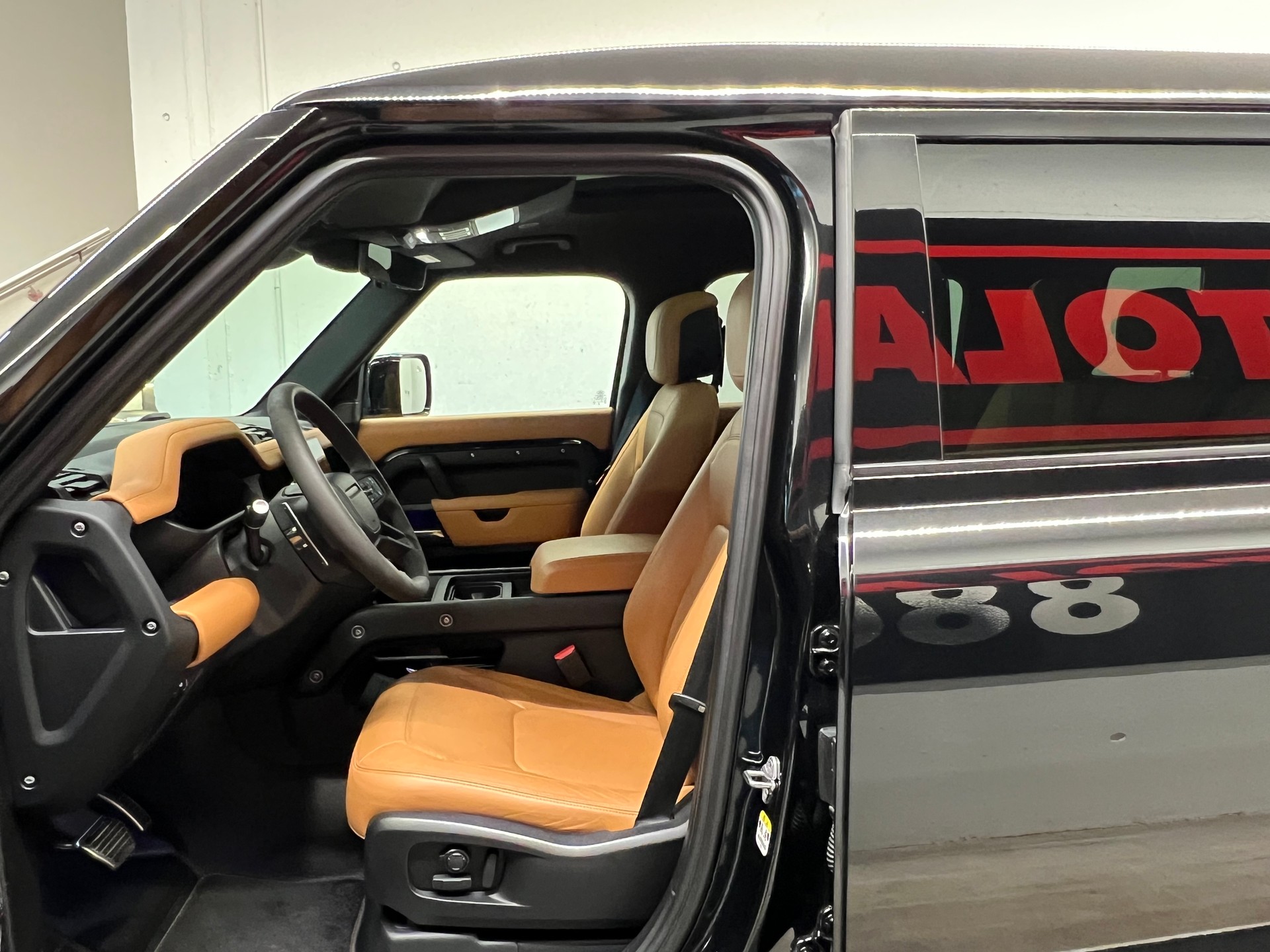 LAND ROVER Defender 110 525 V8 5.0 AT8-image-10
