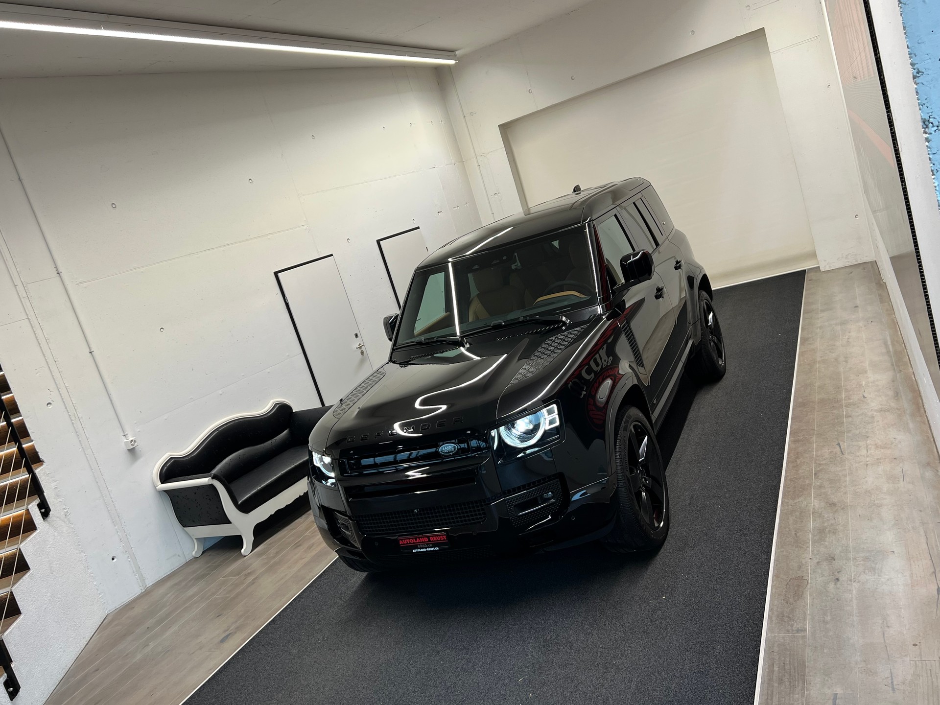LAND ROVER Defender 110 525 V8 5.0 AT8-image-3