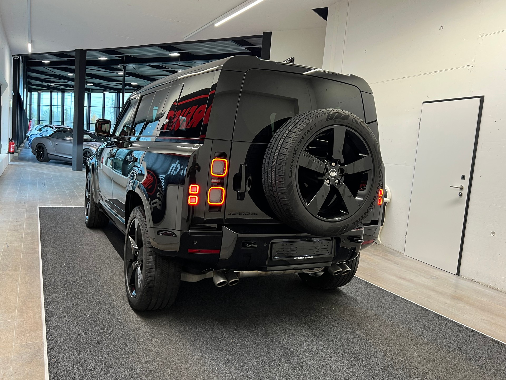 LAND ROVER Defender 110 525 V8 5.0 AT8-image-5