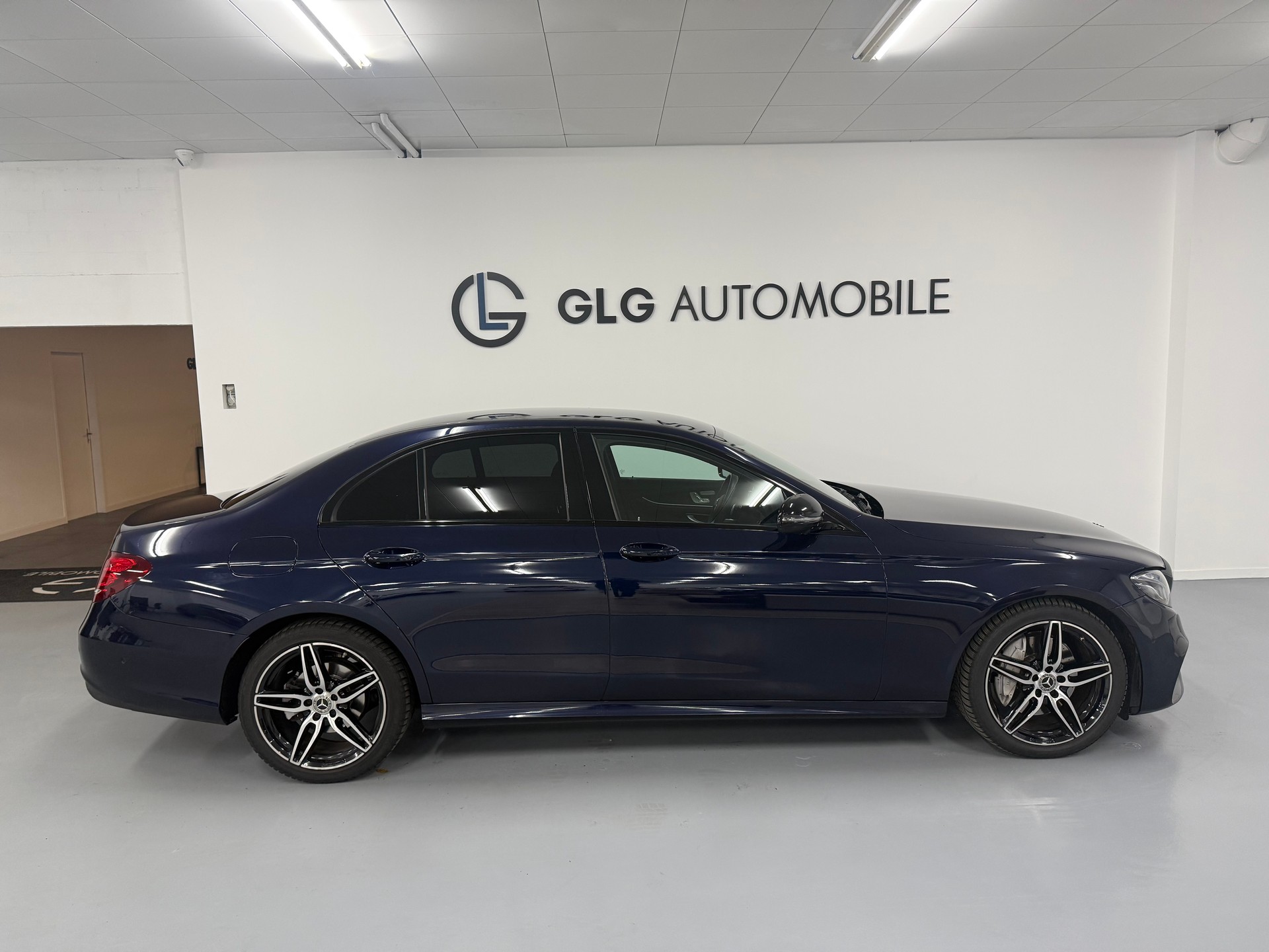 MERCEDES-BENZ E 200 d AMG Line 9G-Tronic-image-4
