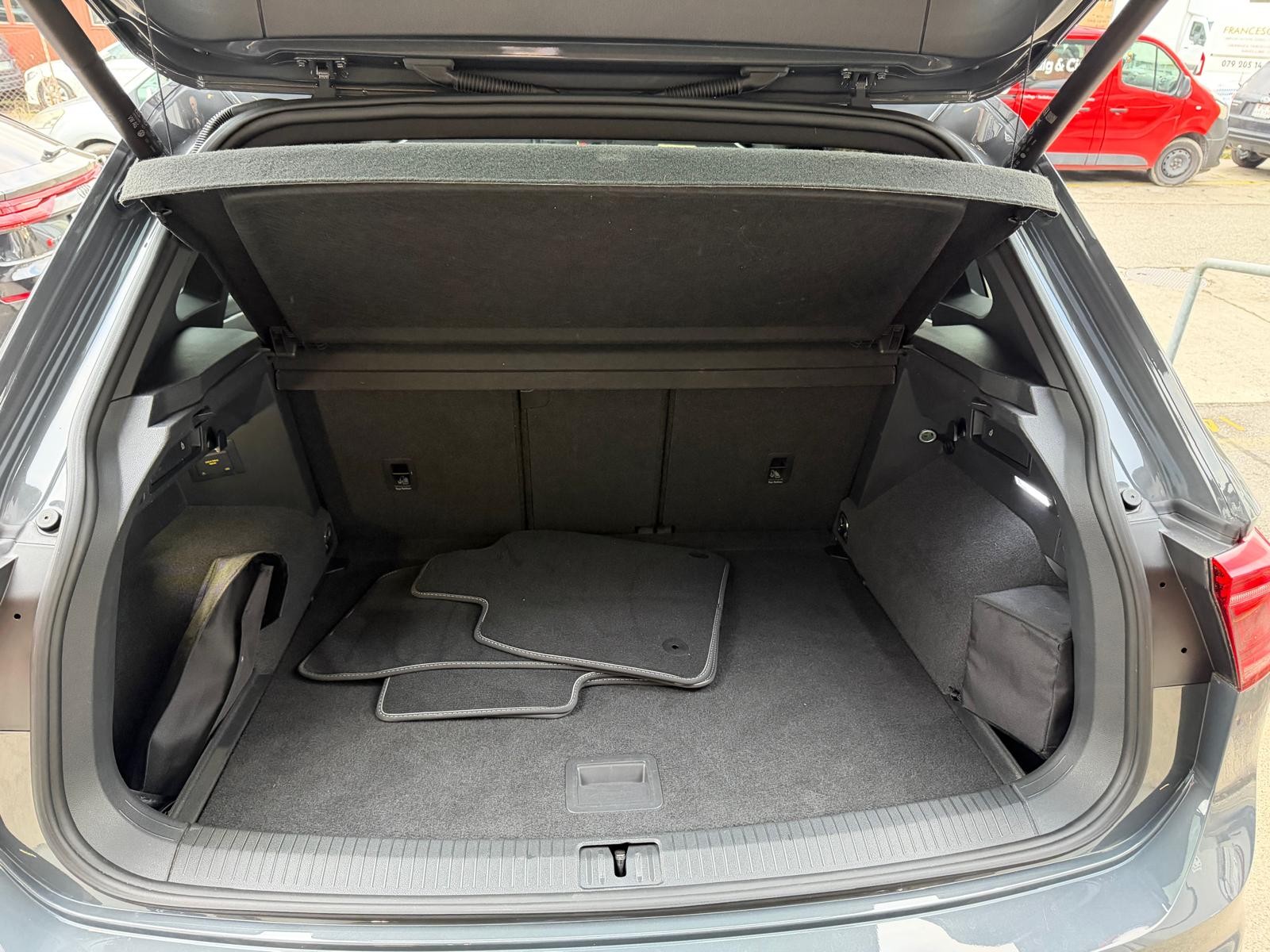 VW Tiguan 2.0 TDI SCR R-Line 4Motion DSG-image-4