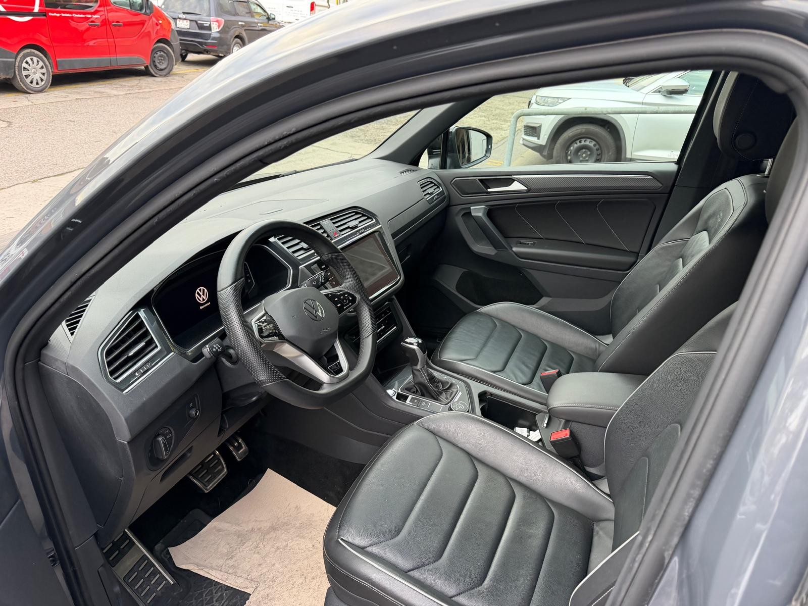 VW Tiguan 2.0 TDI SCR R-Line 4Motion DSG-image-8