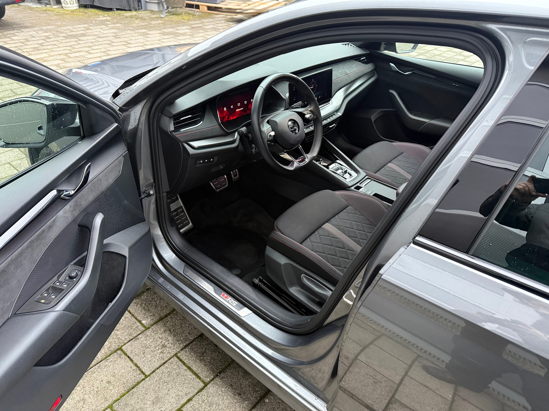 SKODA Octavia Combi 2.0 TSI DSG RS-image-8