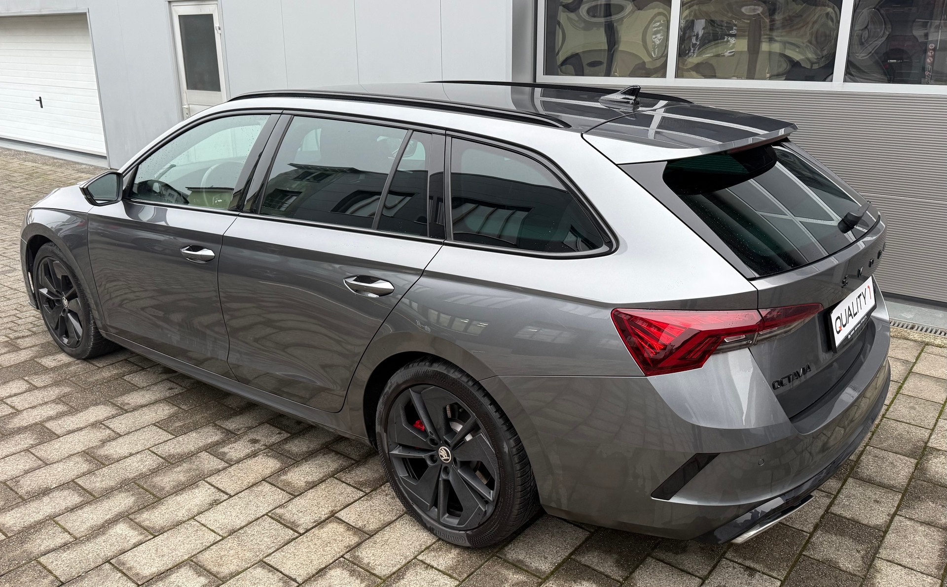 SKODA Octavia Combi 2.0 TSI DSG RS-image-4