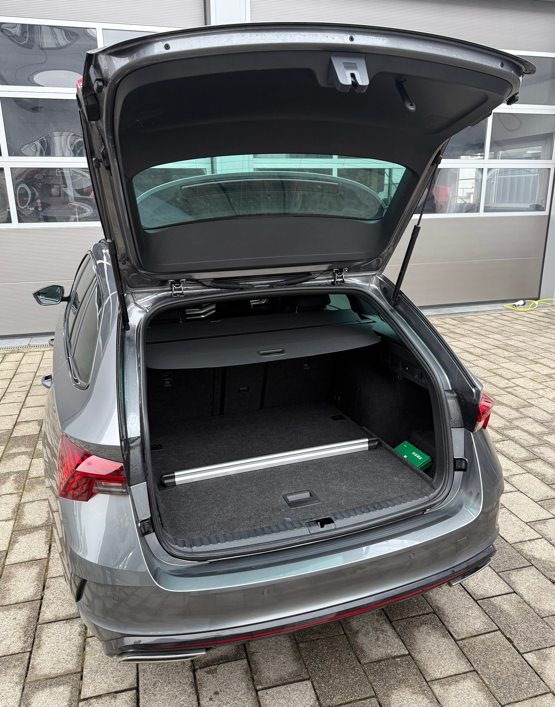 SKODA Octavia Combi 2.0 TSI DSG RS-image-10