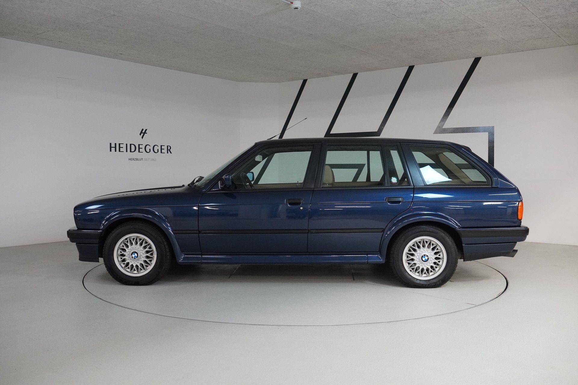 BMW 325iX A Touring-showroom-element-3