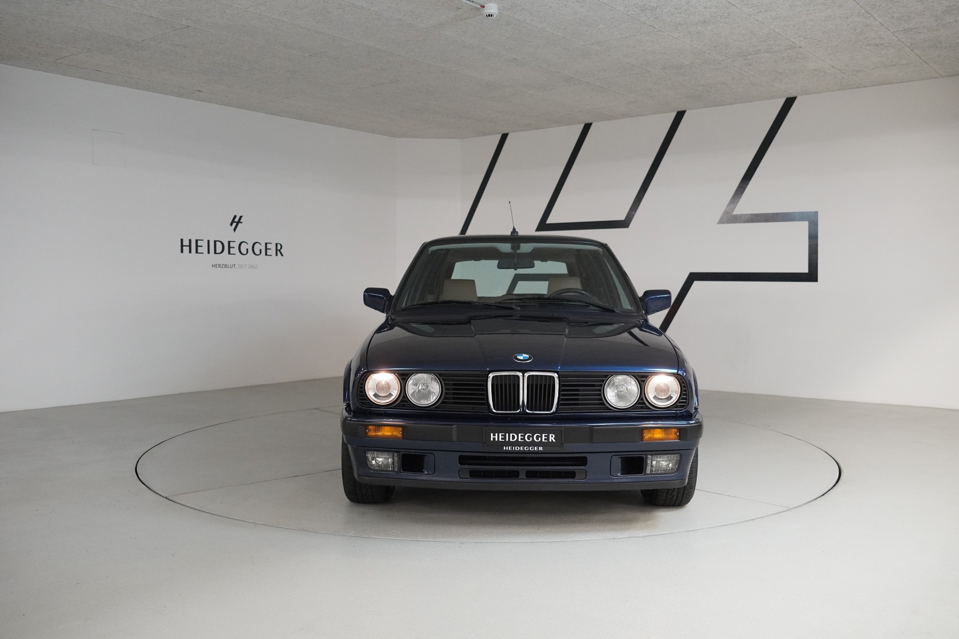 BMW 325iX A Touring-showroom-element-1