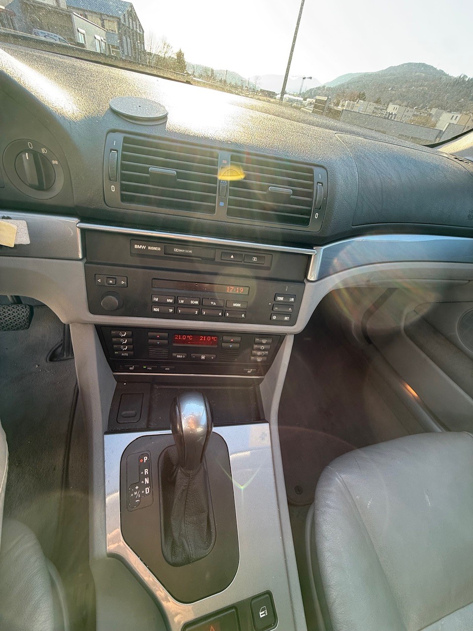 BMW 525i Touring-image-11