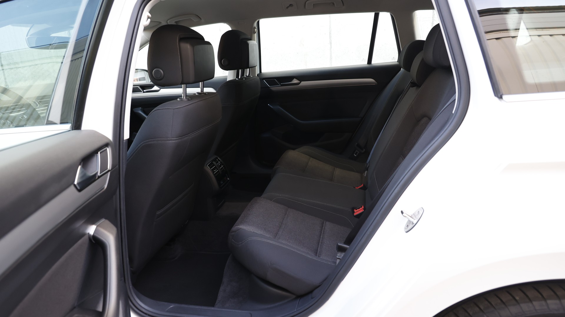 VW Passat Variant 2.0 TDI BMT Comfortline DSG 4Motion-image-16