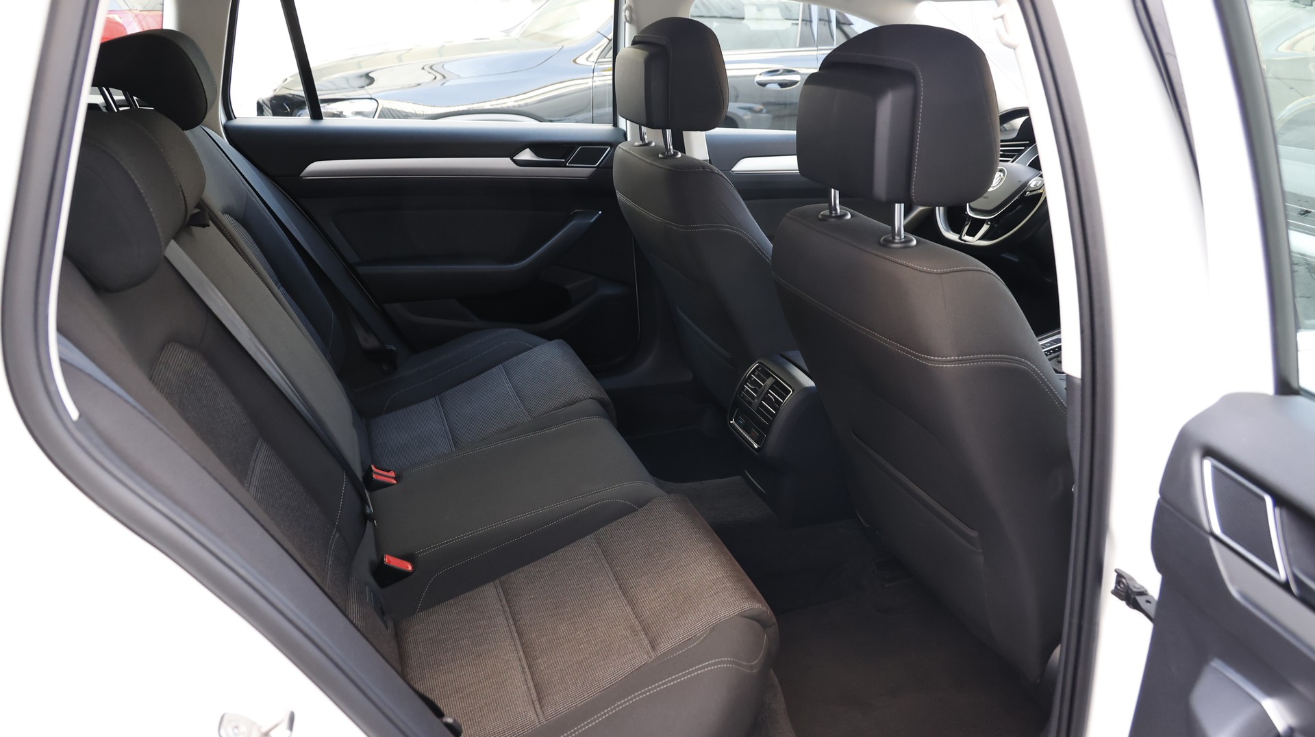 VW Passat Variant 2.0 TDI BMT Comfortline DSG 4Motion-image-18