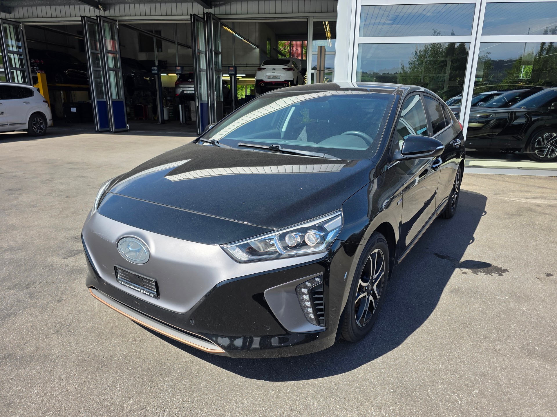 HYUNDAI Ioniq Launch-showroom-element-2