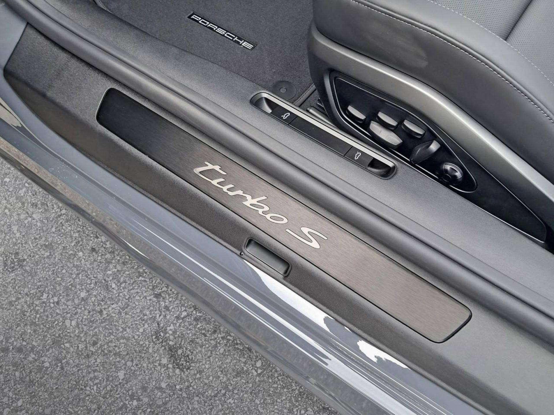PORSCHE 911 Turbo S Cabriolet-image-25