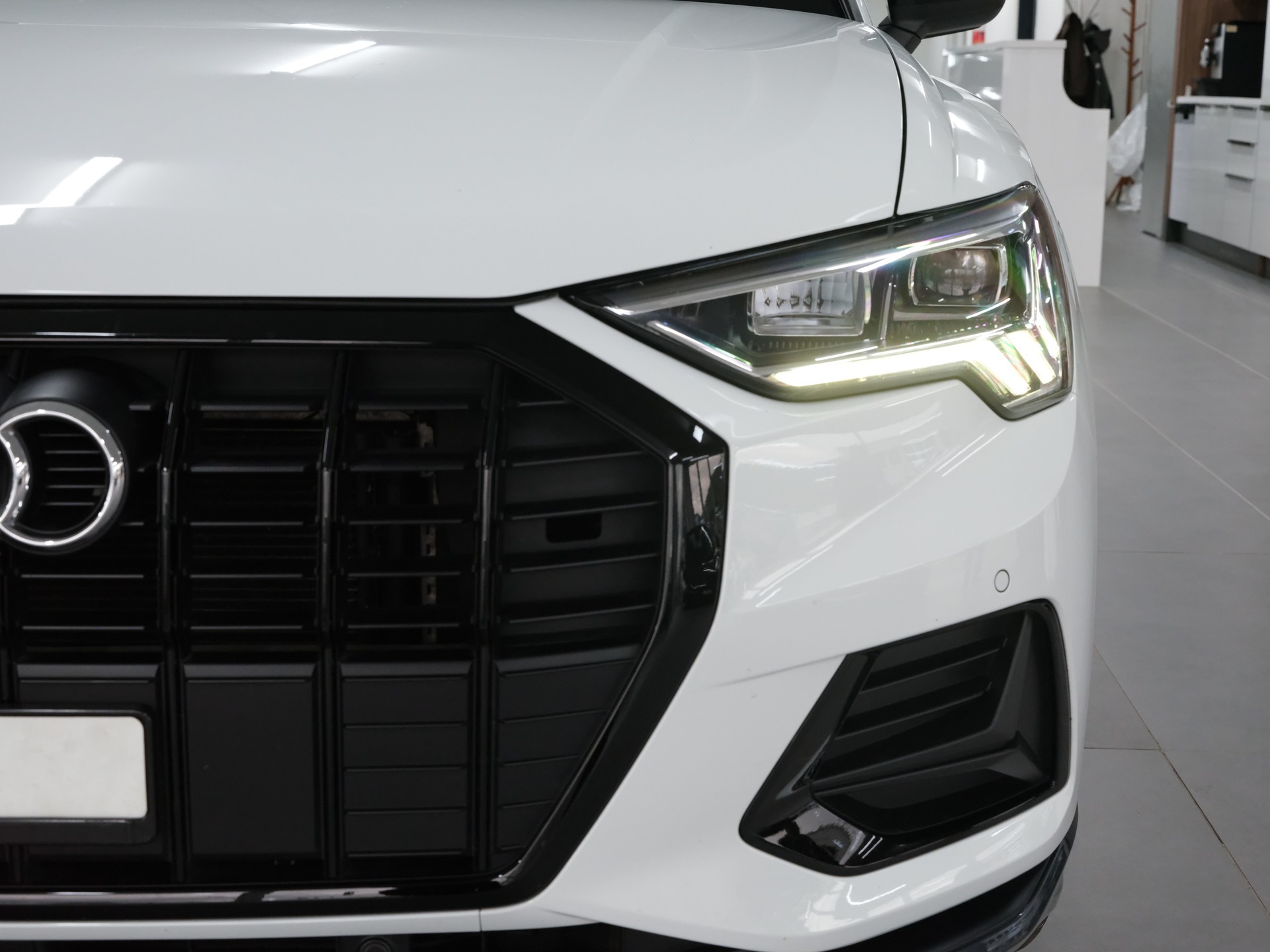AUDI Q3 40 TDI S line quattro S-tronic-image-8