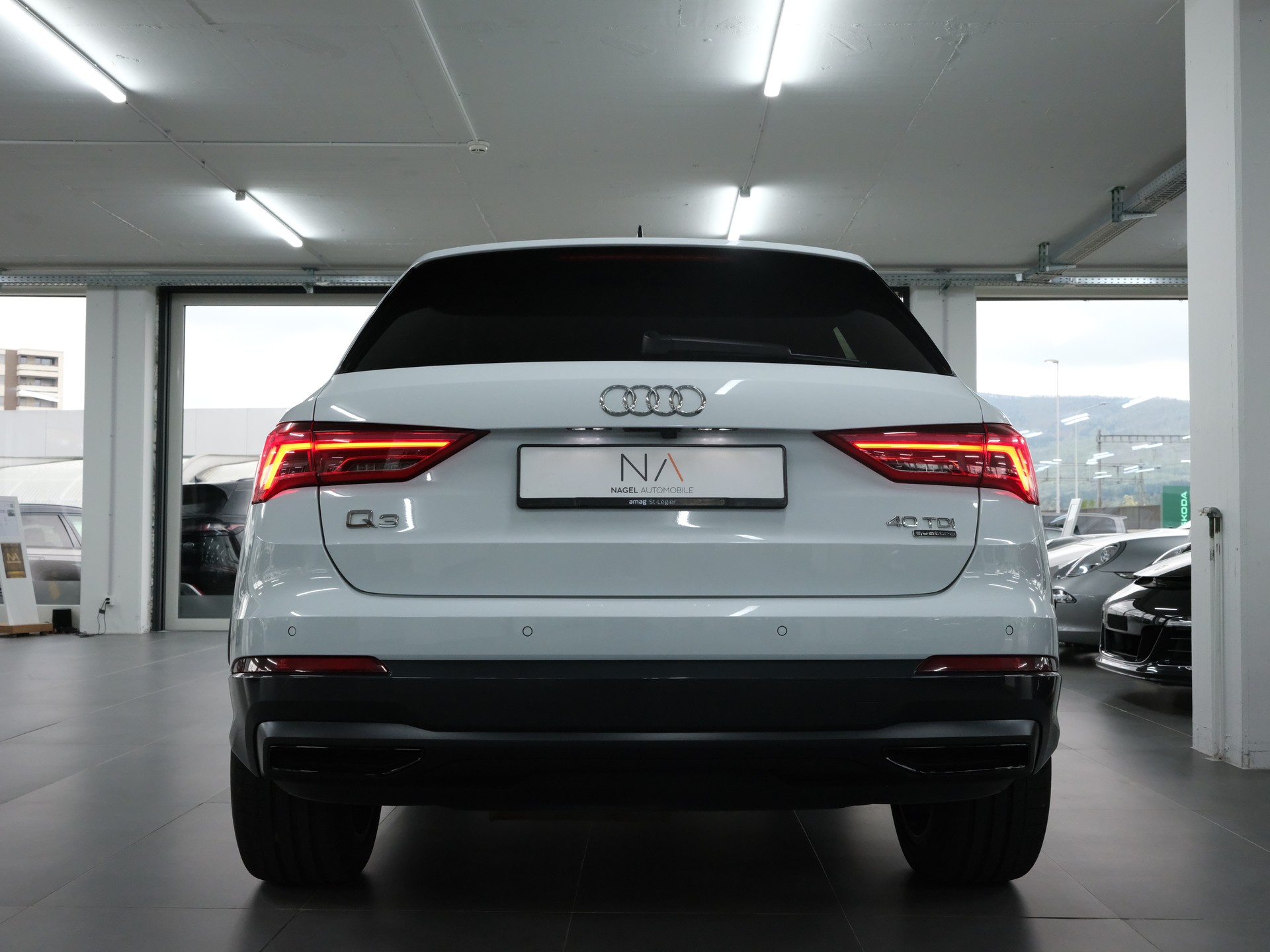 AUDI Q3 40 TDI S line quattro S-tronic-image-3