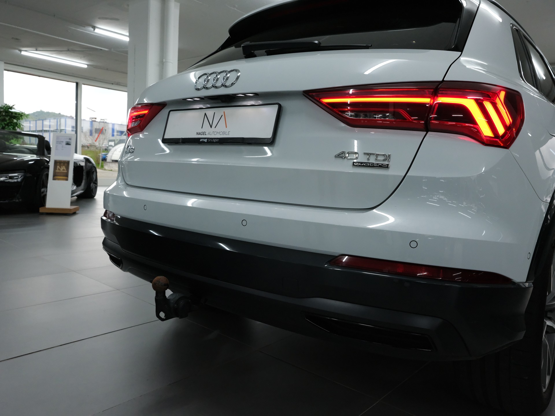 AUDI Q3 40 TDI S line quattro S-tronic-image-5