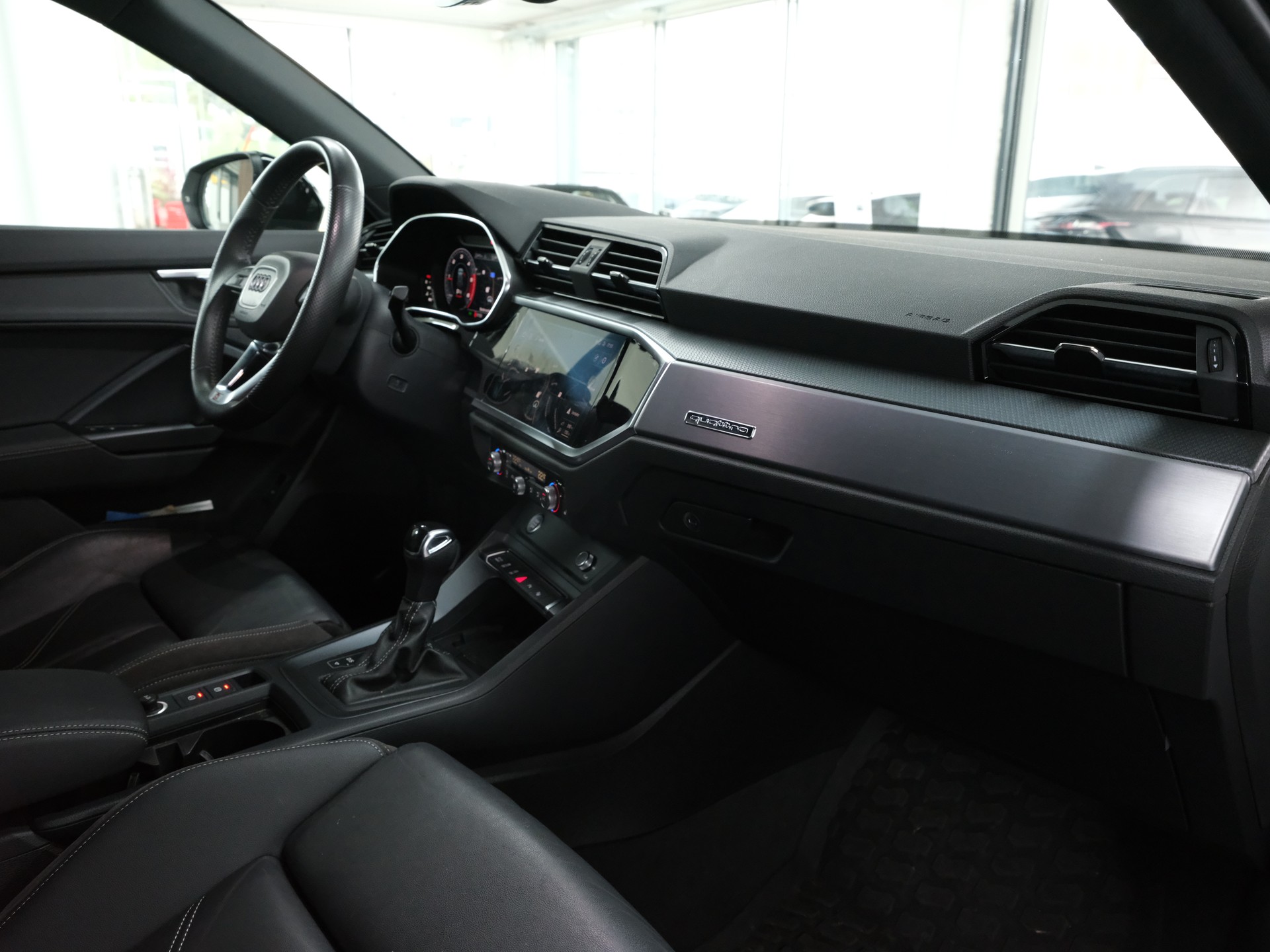 AUDI Q3 40 TDI S line quattro S-tronic-image-17