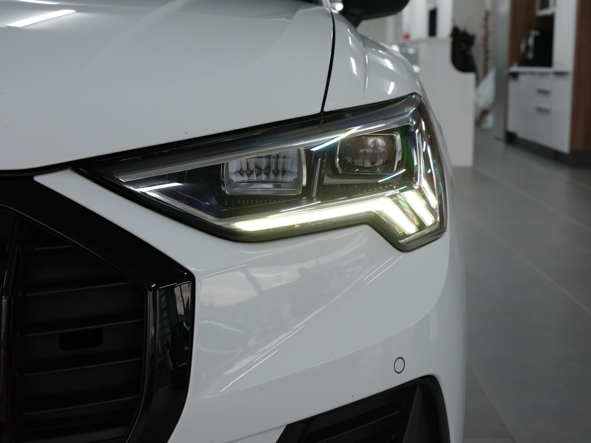 AUDI Q3 40 TDI S line quattro S-tronic-image-9