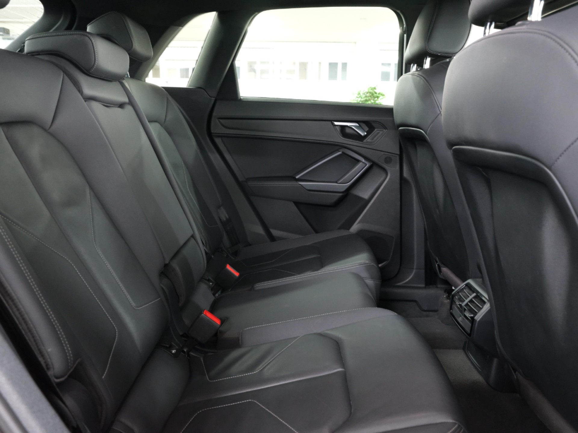 AUDI Q3 40 TDI S line quattro S-tronic-image-15