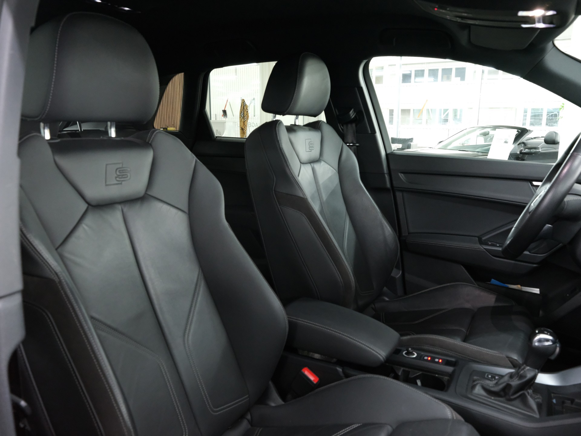 AUDI Q3 40 TDI S line quattro S-tronic-image-16