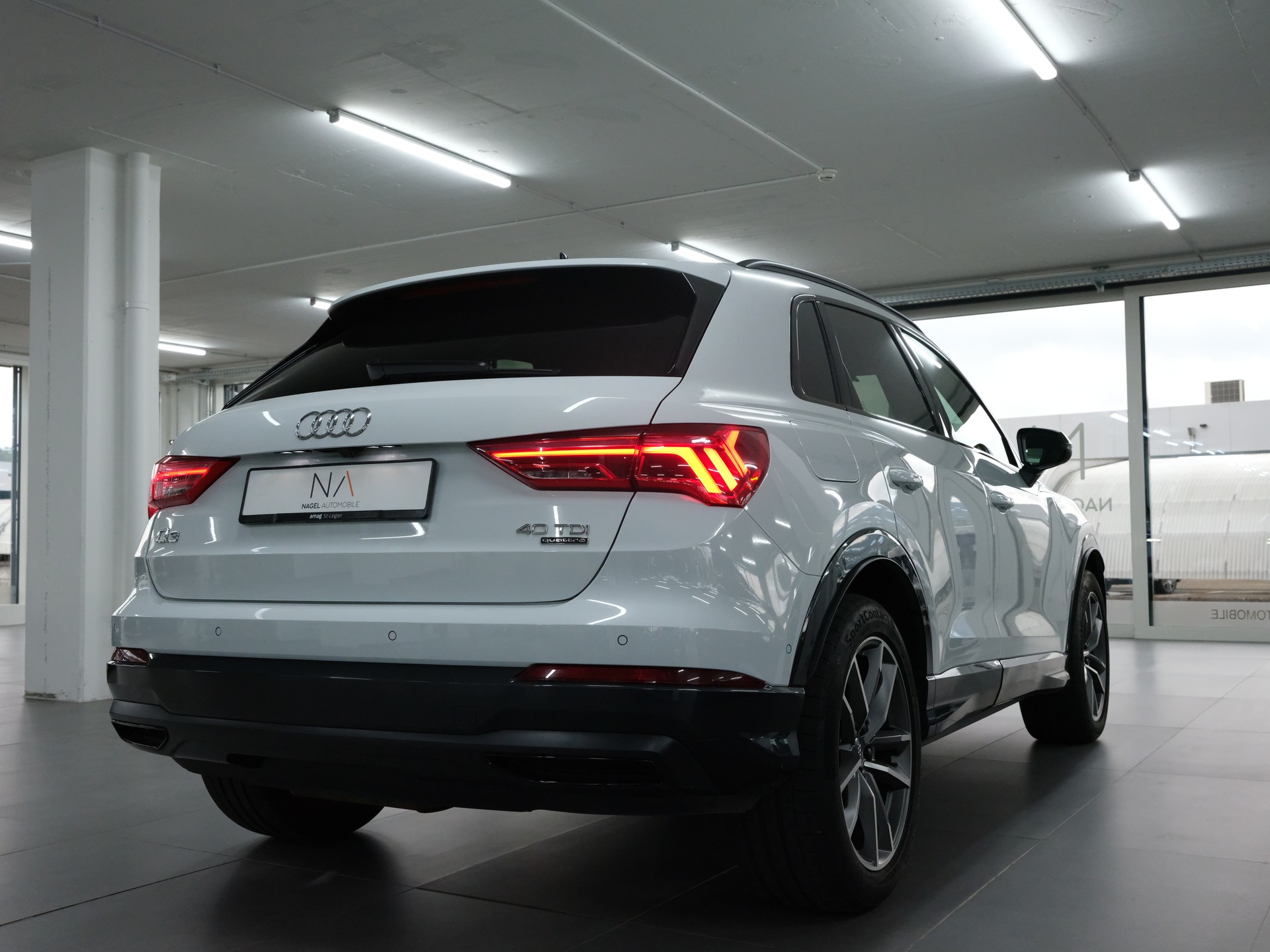 AUDI Q3 40 TDI S line quattro S-tronic-image-2