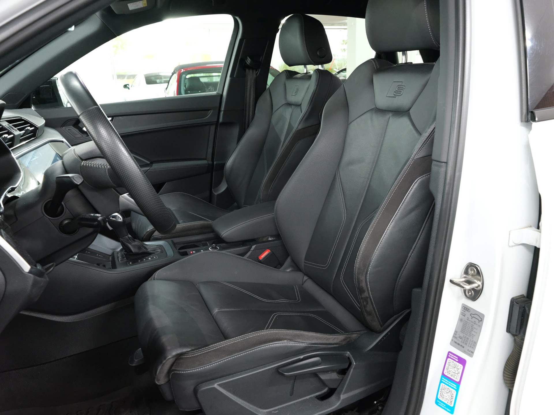 AUDI Q3 40 TDI S line quattro S-tronic-image-12