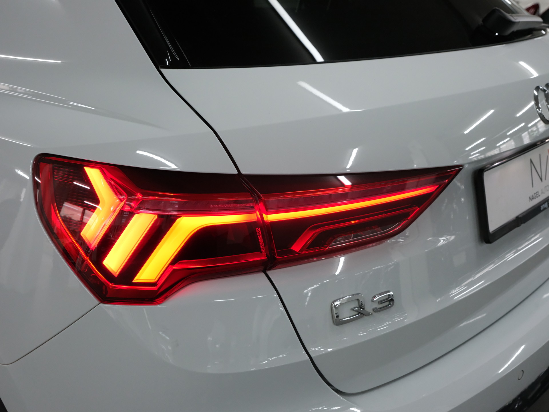 AUDI Q3 40 TDI S line quattro S-tronic-image-6