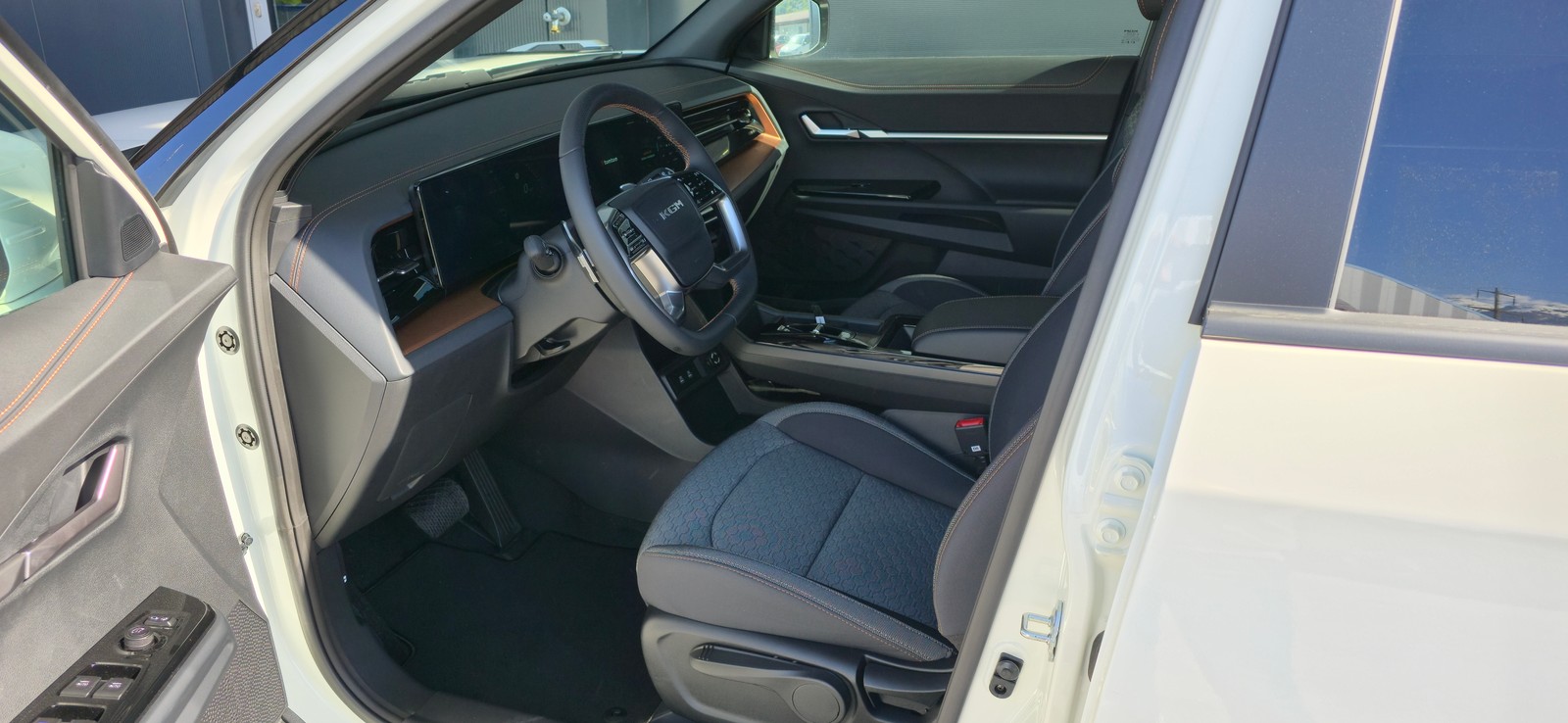 KGM Torres EVX 80 kWh Bronze — photo 3