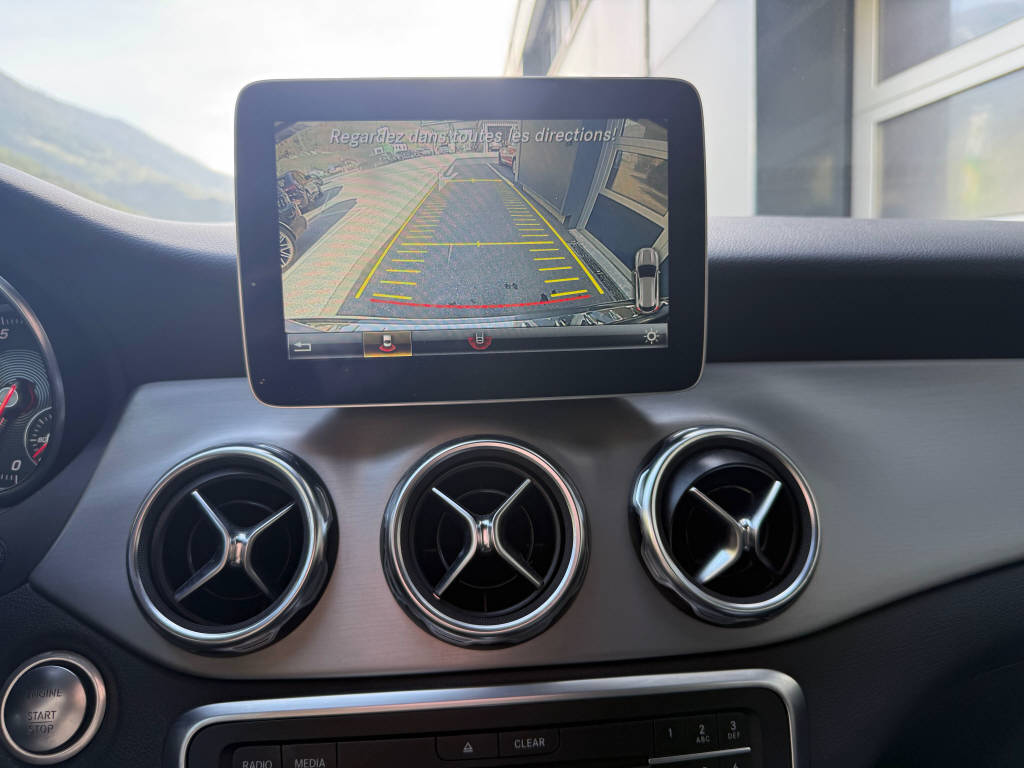 MERCEDES-BENZ GLA 250 AMG Line 4m-image-10