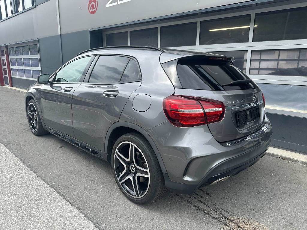 MERCEDES-BENZ GLA 250 AMG Line 4m-image-4