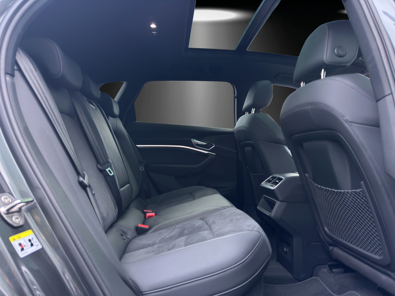 AUDI e-tron 55 S Line Black Edition quattro-image-8