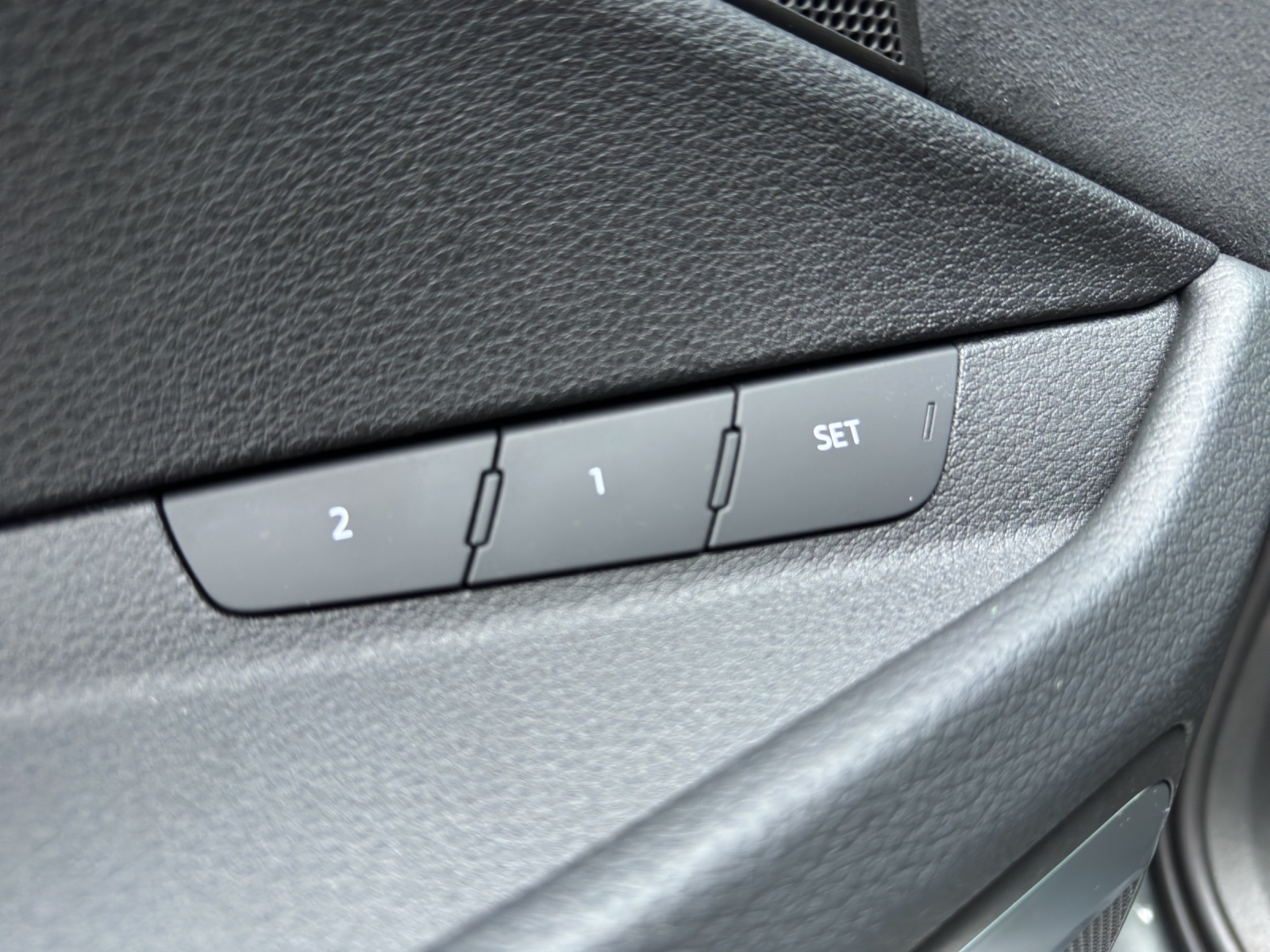 AUDI e-tron 55 S Line Black Edition quattro-image-17
