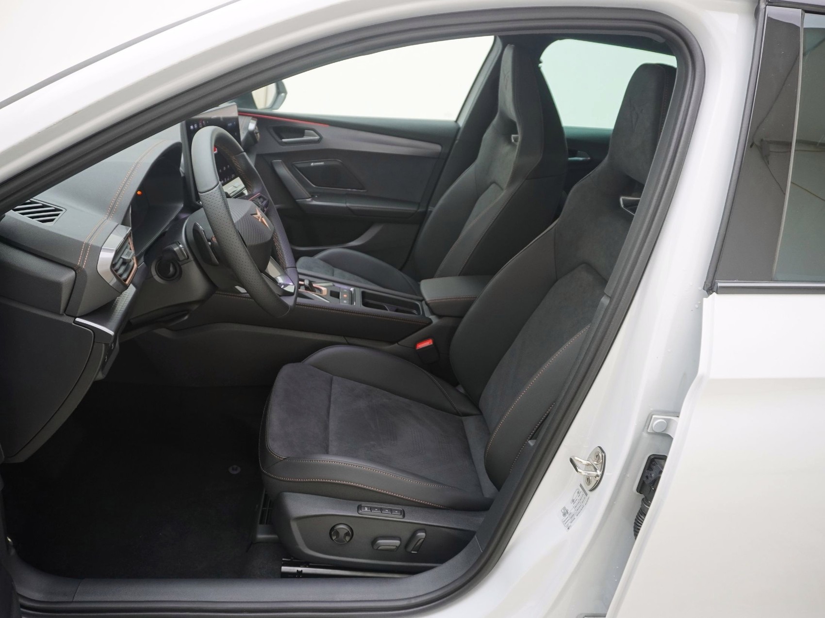 CUPRA Leon 1.5 eTSI DSG-image-13