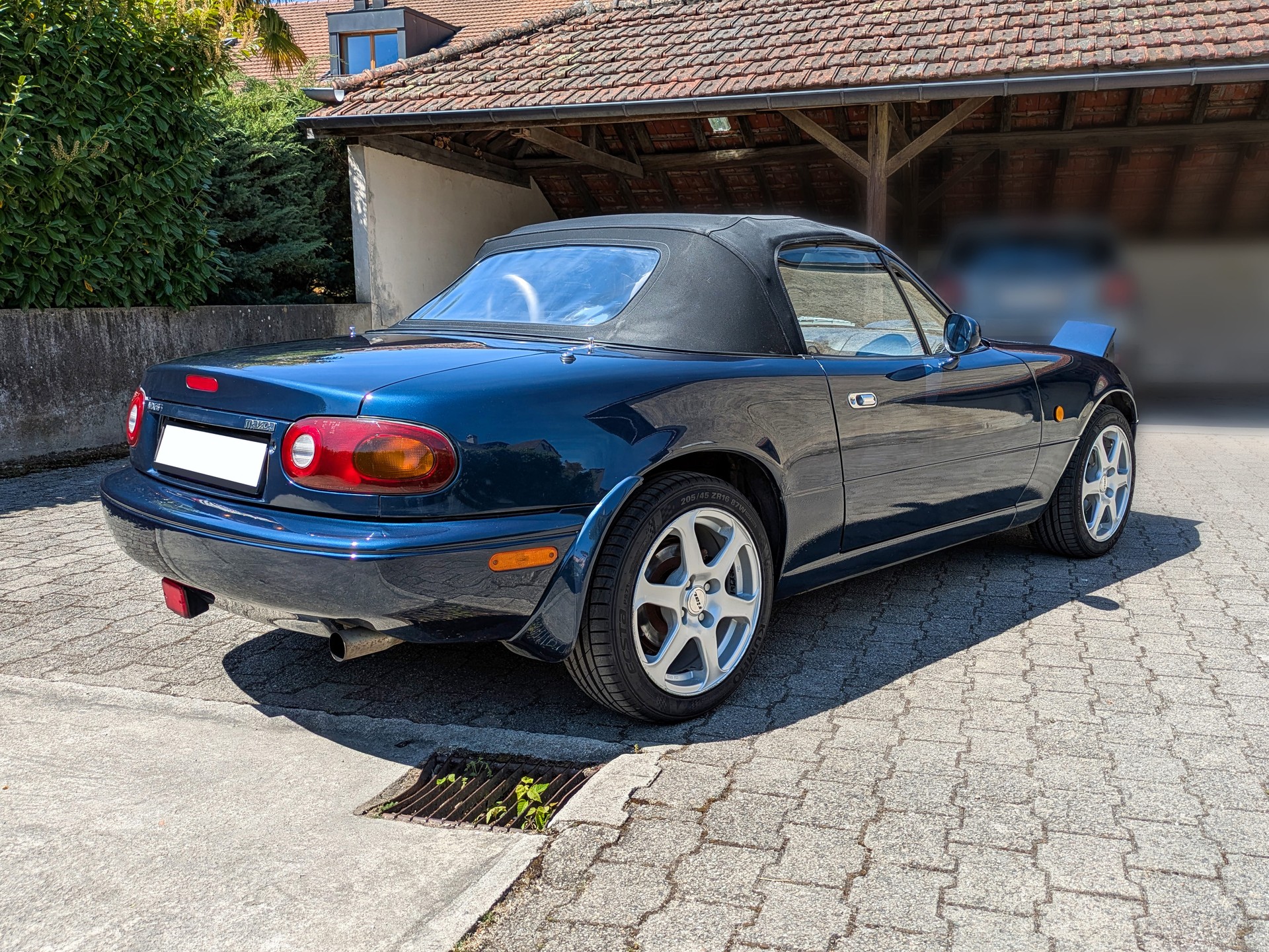 MAZDA MX-5 1.6i-16-image-2