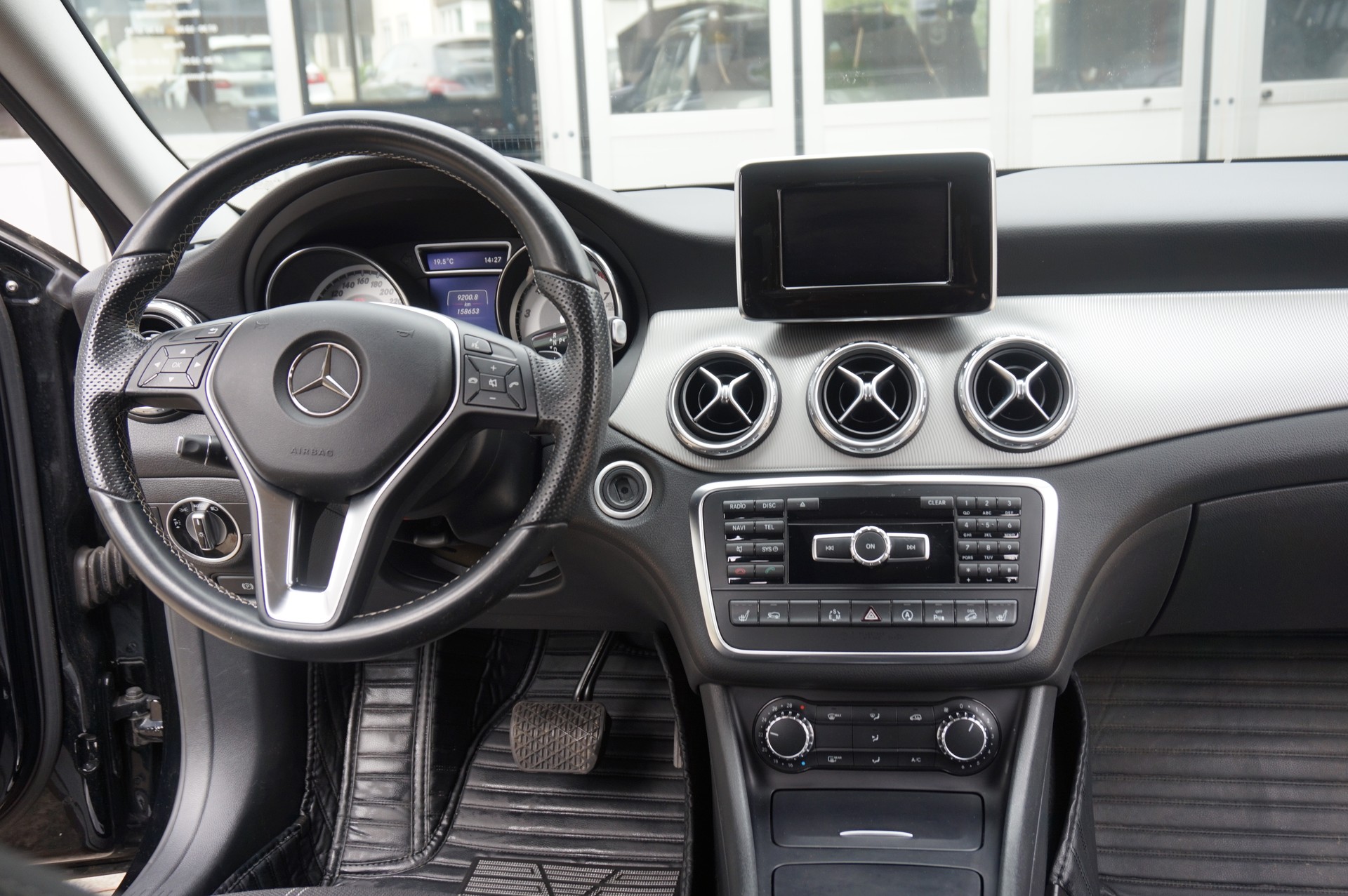 MERCEDES-BENZ GLA 250 Urban 4Matic 7G-DCT-image-6
