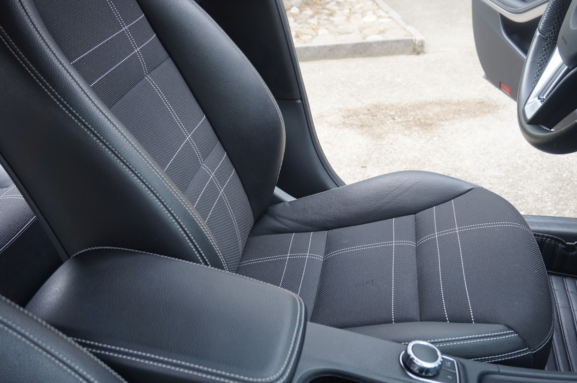 MERCEDES-BENZ GLA 250 Urban 4Matic 7G-DCT-image-14