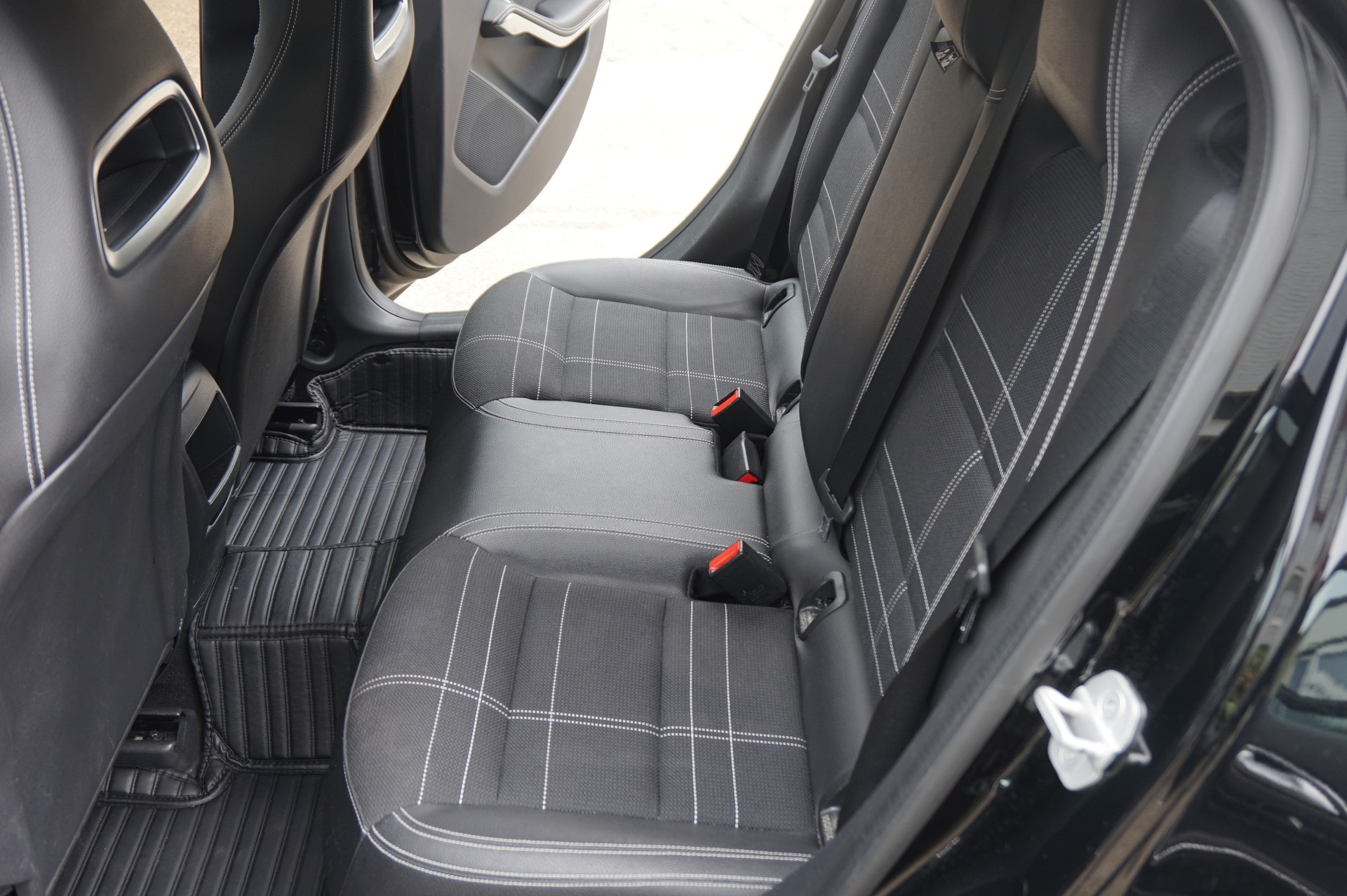 MERCEDES-BENZ GLA 250 Urban 4Matic 7G-DCT-image-12