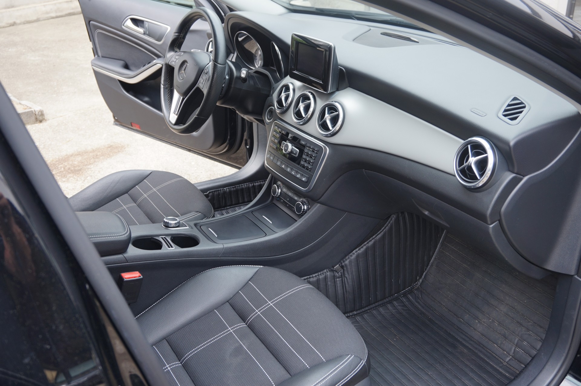 MERCEDES-BENZ GLA 250 Urban 4Matic 7G-DCT-image-8