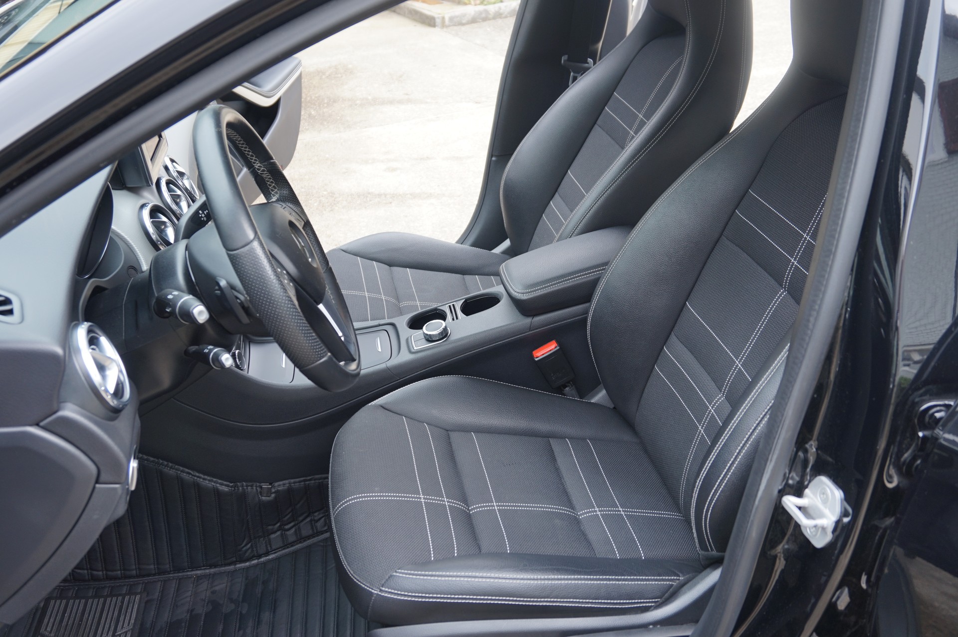 MERCEDES-BENZ GLA 250 Urban 4Matic 7G-DCT-image-10