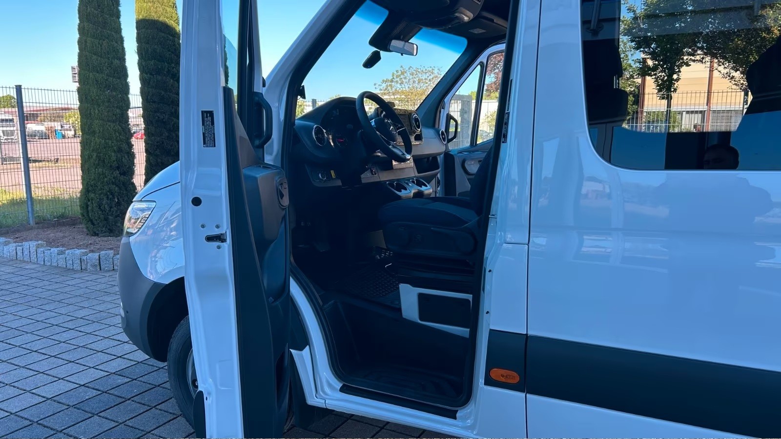 MERCEDES-BENZ Sprinter 517 CDI 23 Sitzer-image-8