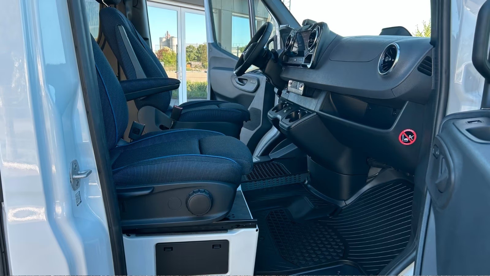 MERCEDES-BENZ Sprinter 517 CDI 23 Sitzer-image-11