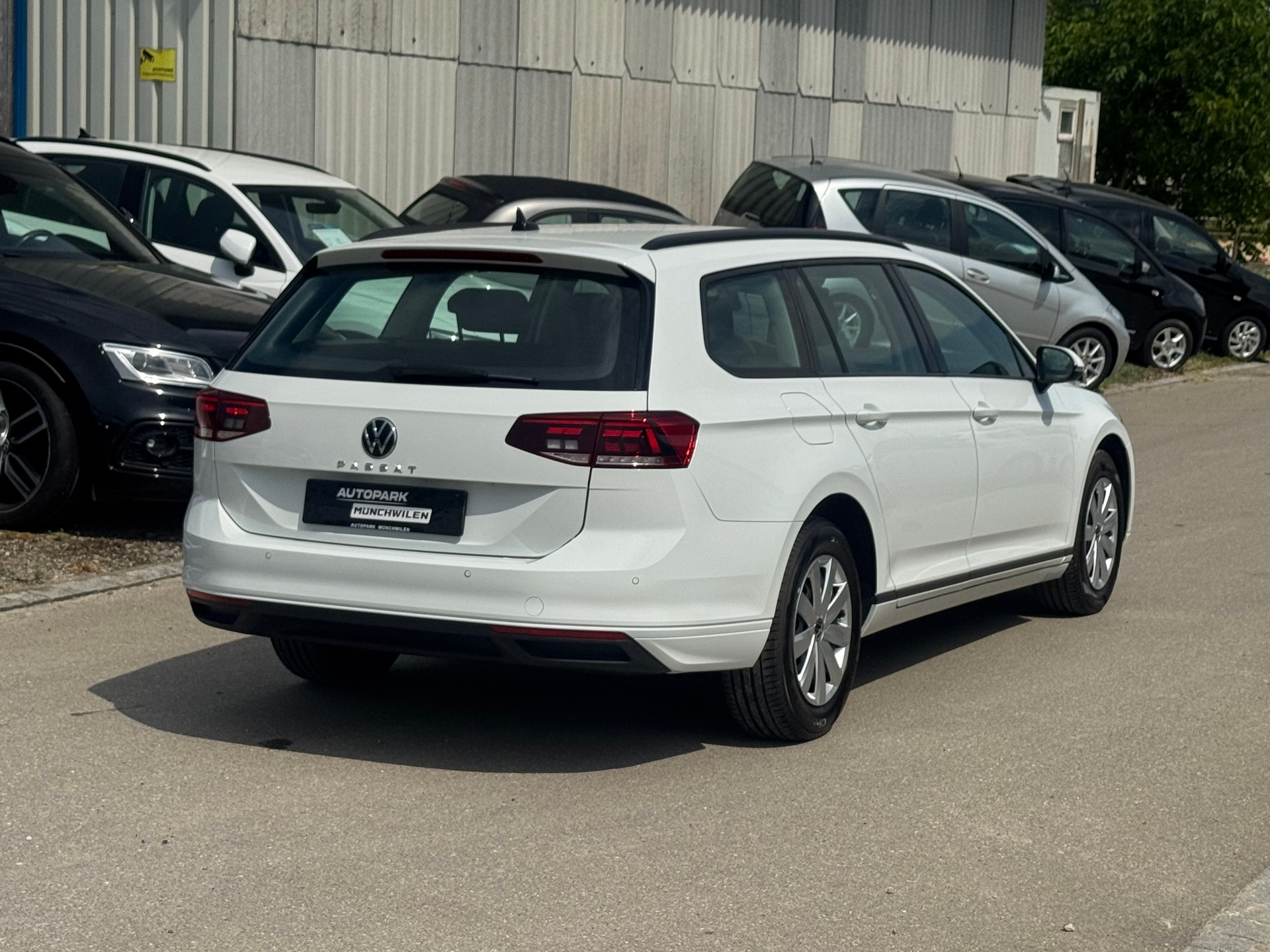 VW Passat Variant 2.0 TDI Business DSG-image-2